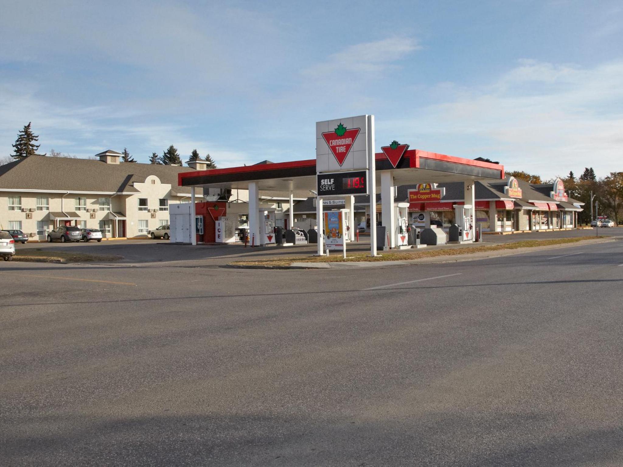 Colonial Square Inn & Suites - Image 3