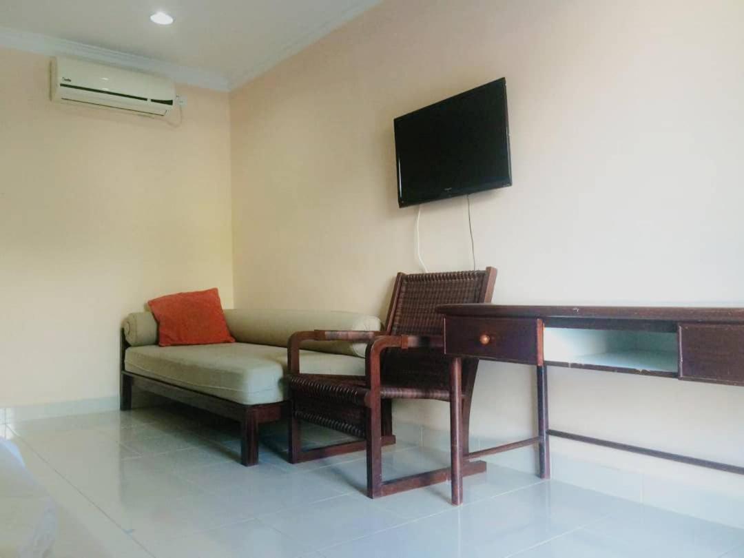Penarak Bamboo Beach Motel