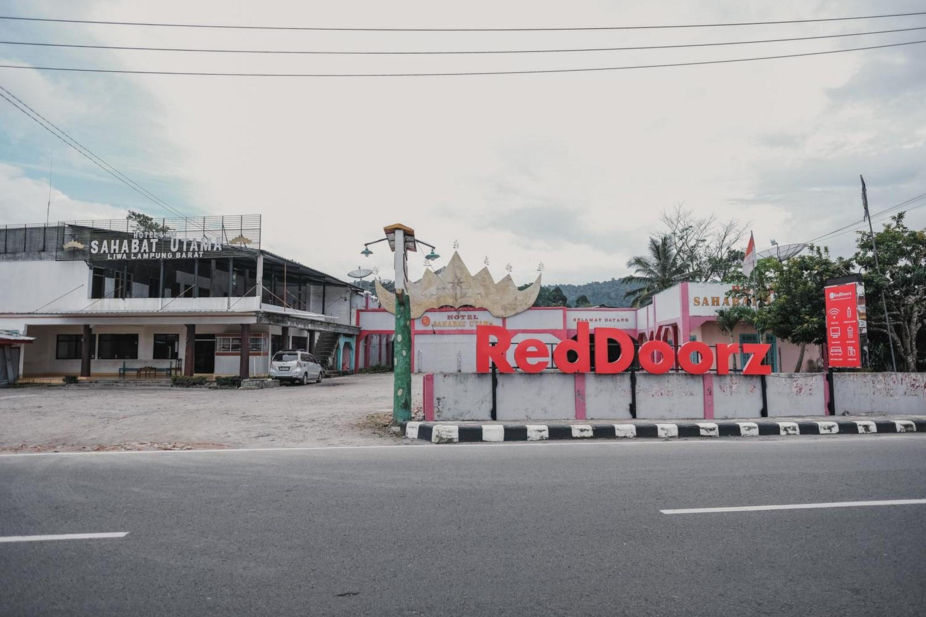 Hotel RedDoorz Syariah near Kebun Raya Liwa - Image 1