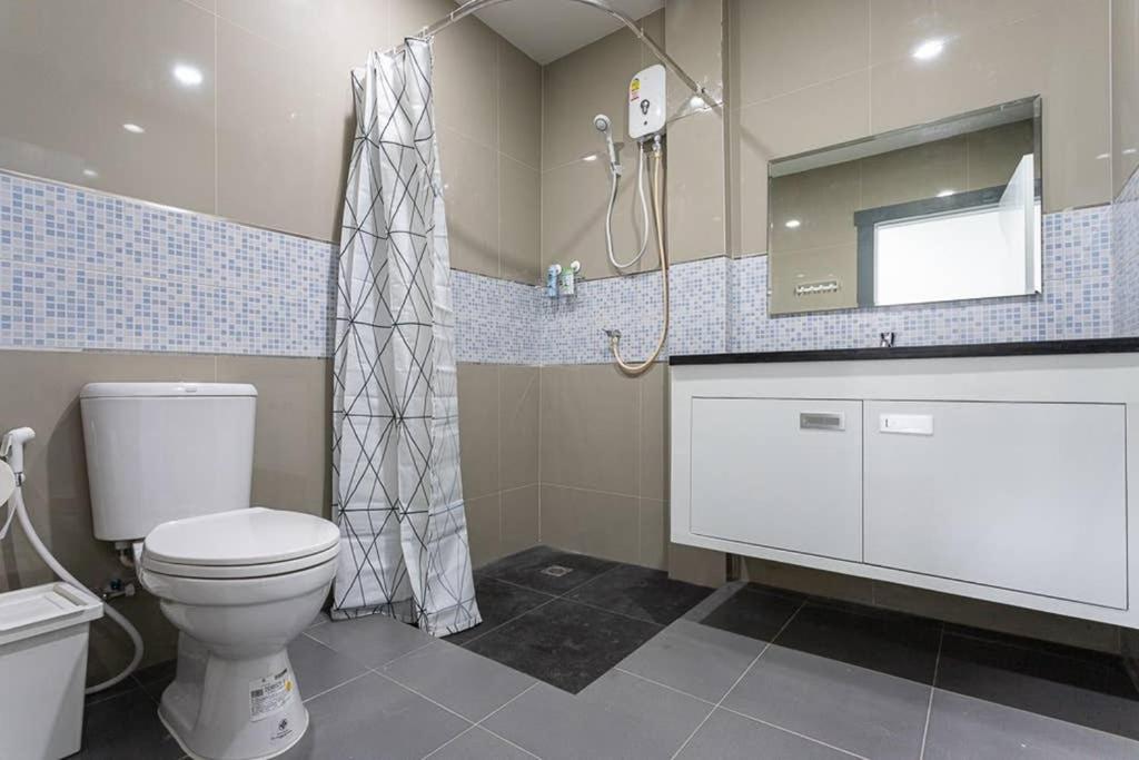 P1 Silom Pan large room full kitchen WIFI 4-6pax