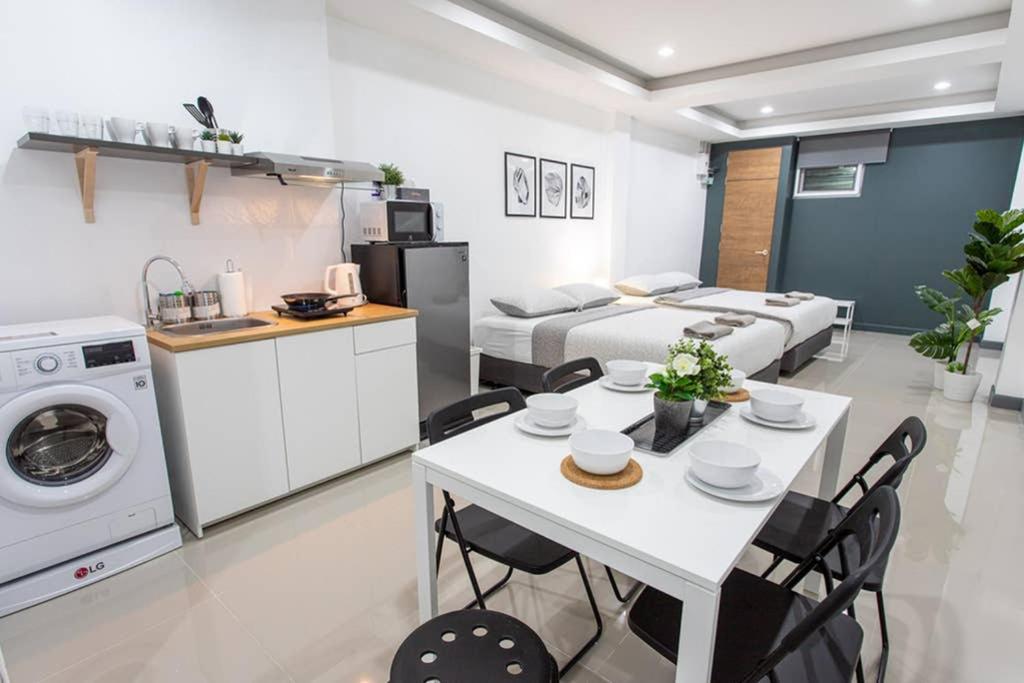 P1 Silom Pan large room full kitchen WIFI 4-6pax