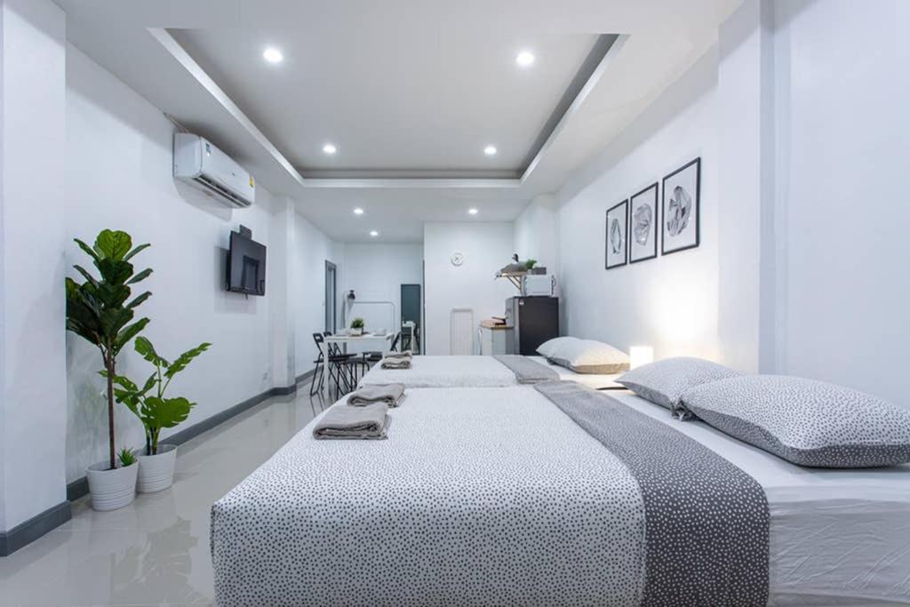 P1 Silom Pan large room full kitchen WIFI 4-6pax