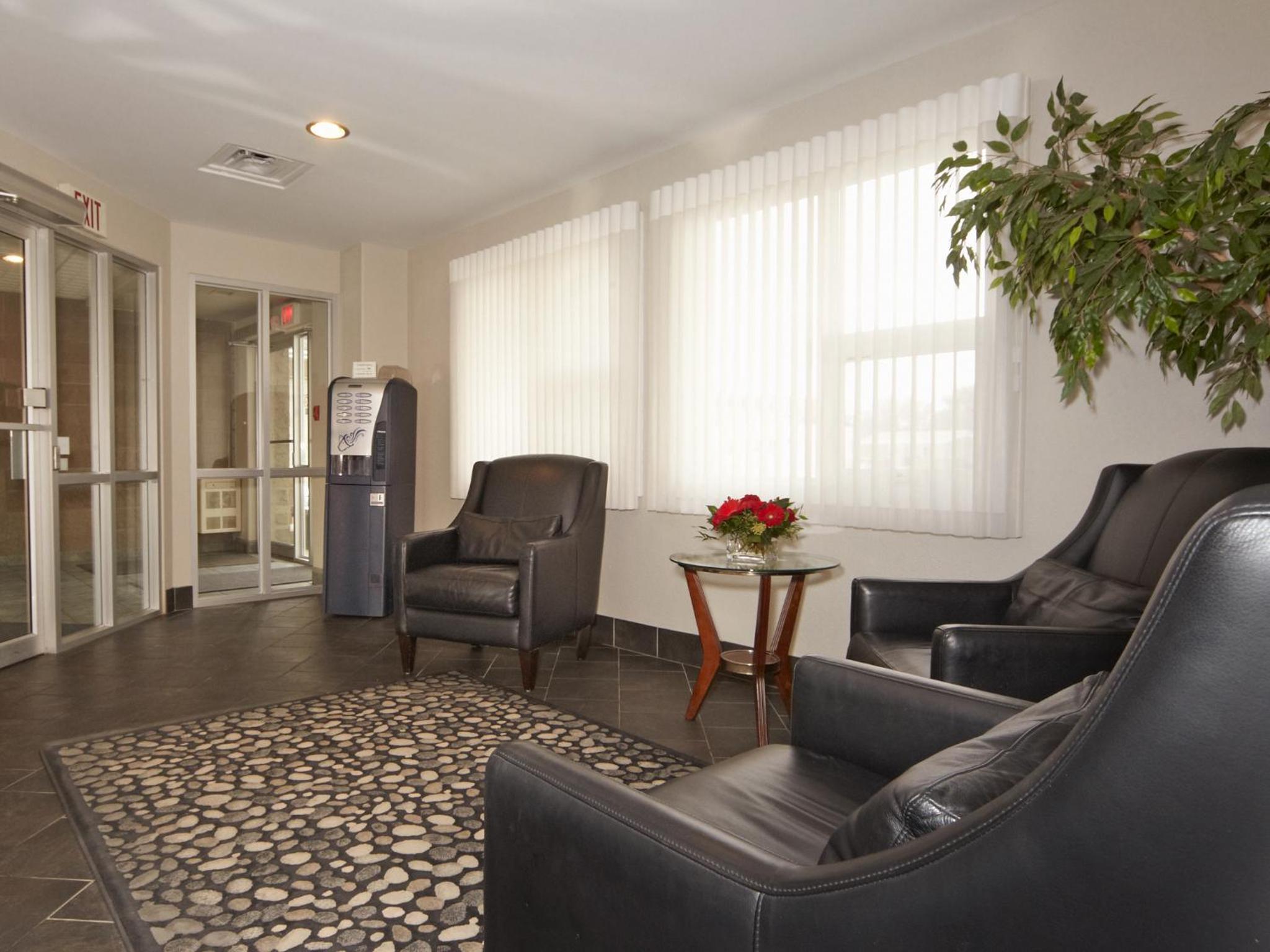 Colonial Square Inn & Suites
