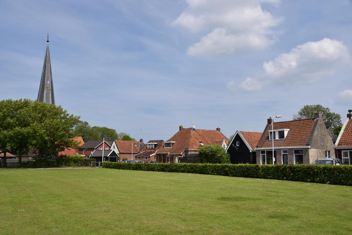 Sfeervol vakantiehuis in Holwerd view 2