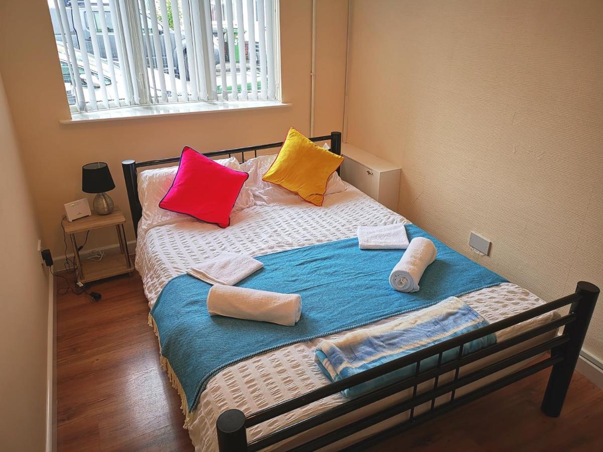 J BOOK NOW, Spacious 5 Bed Sleeps 9 Long Stays Workers & Families by Your Night Inn Group view 4