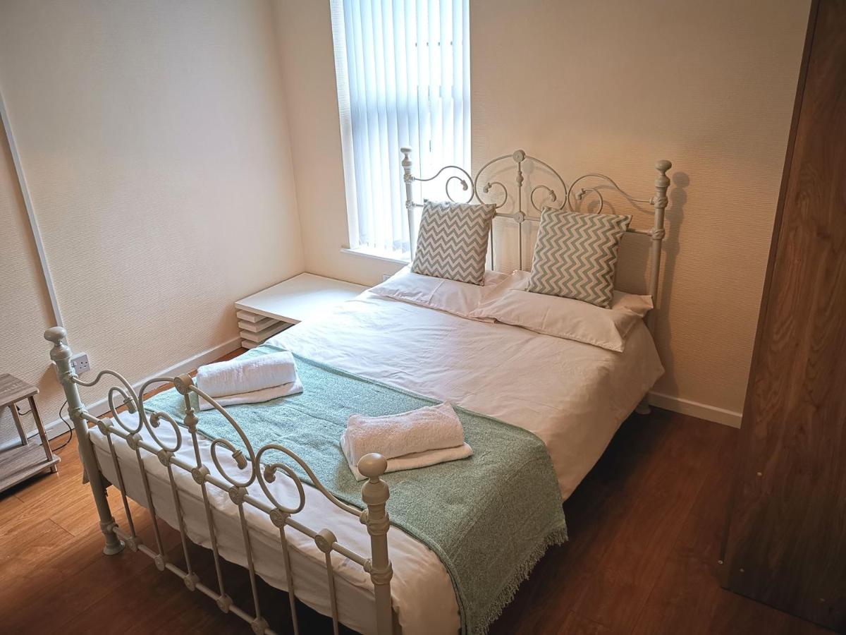 J BOOK NOW, Spacious 5 Bed Sleeps 9 Long Stays Workers & Families by Your Night Inn Group view 5