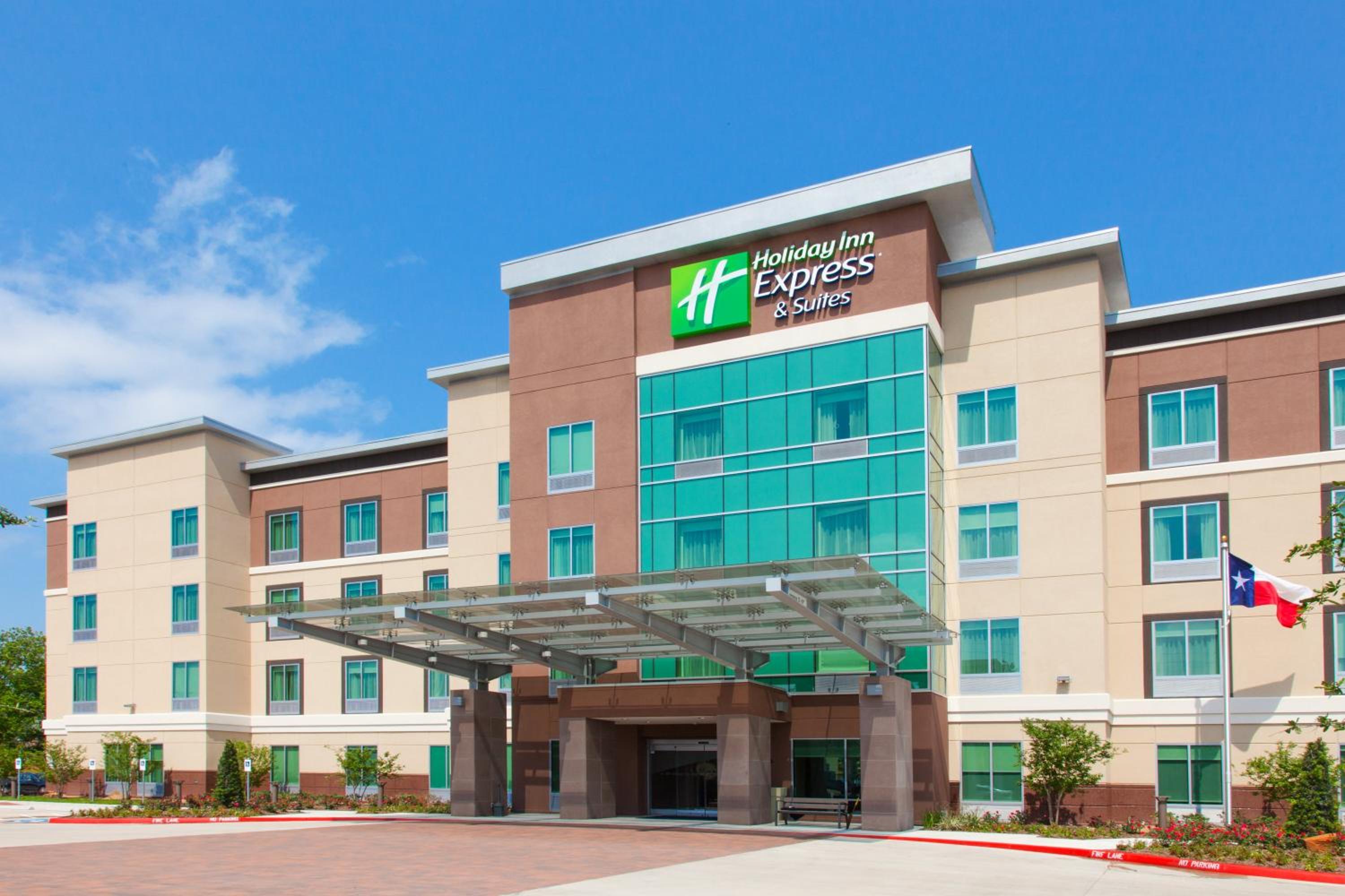 Hotel Holiday Inn Express & Suites Houston S - Medical Ctr Area, an IHG Hotel - Image 1