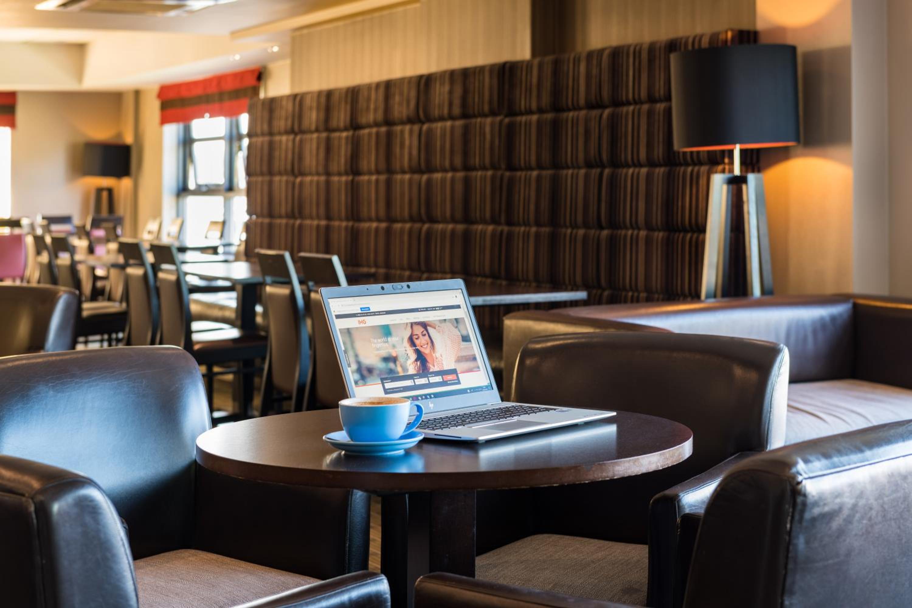 Luton Vacations - Holiday Inn Express London Luton Airport, an IHG Hotel - Property Image 4