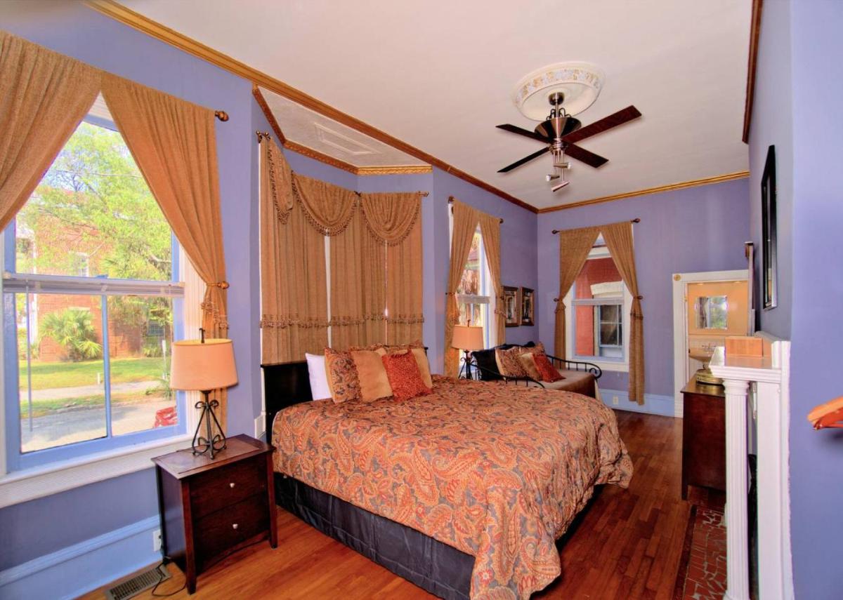 Huge Victorian Beauty Overlooking Forsyth Park view 5