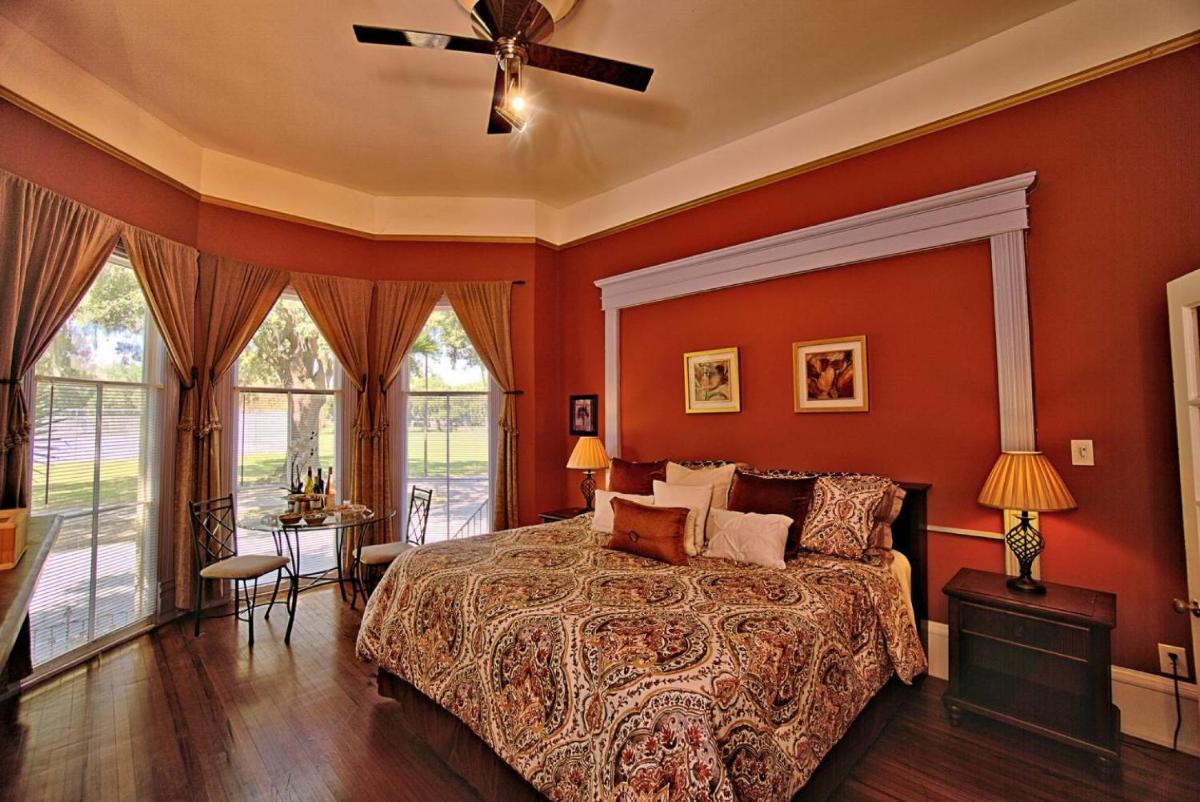 Huge Victorian Beauty Overlooking Forsyth Park view 4