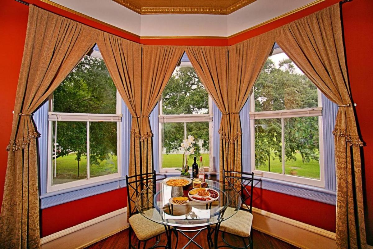 Huge Victorian Beauty Overlooking Forsyth Park view 3