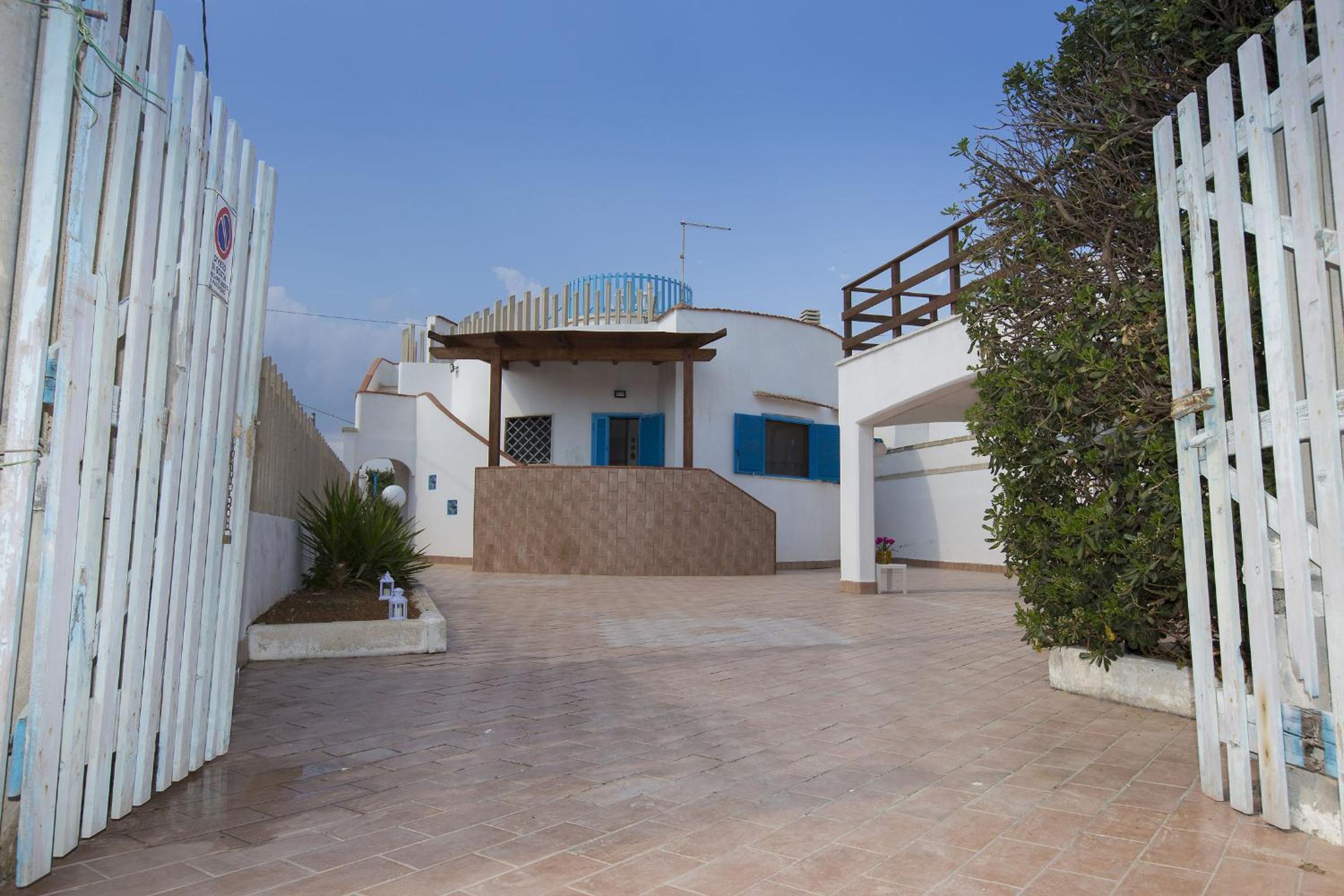 Villa Azzurra fronte Spiaggia a Specchiarica di San Pietro in Bevagna view 4