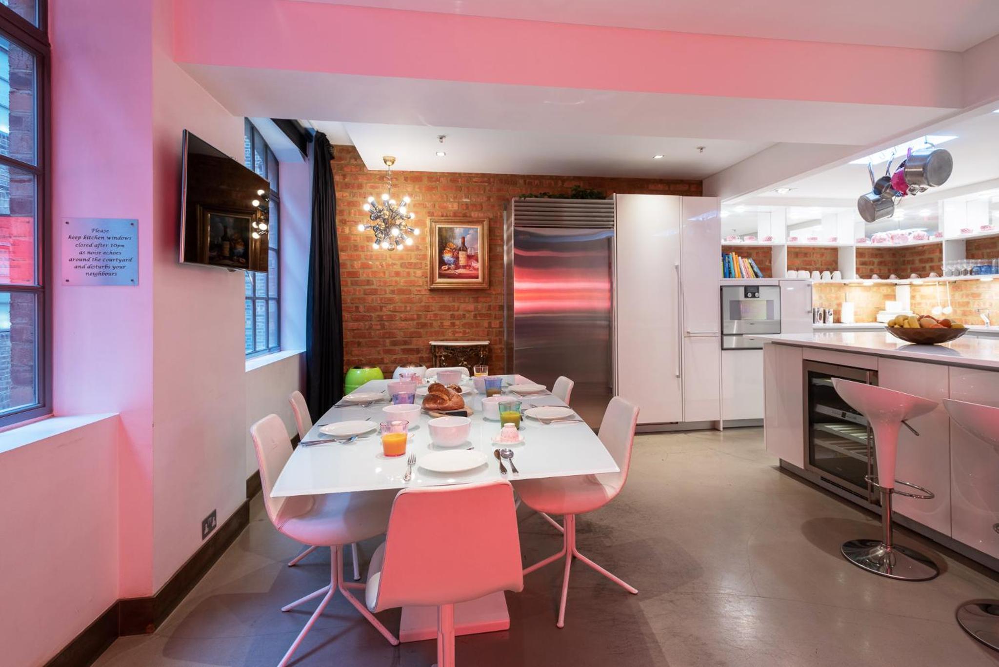 Amazingly Luxurious Loft Apartment, Soho - 3 Bedrooms, 2 Bath & Office