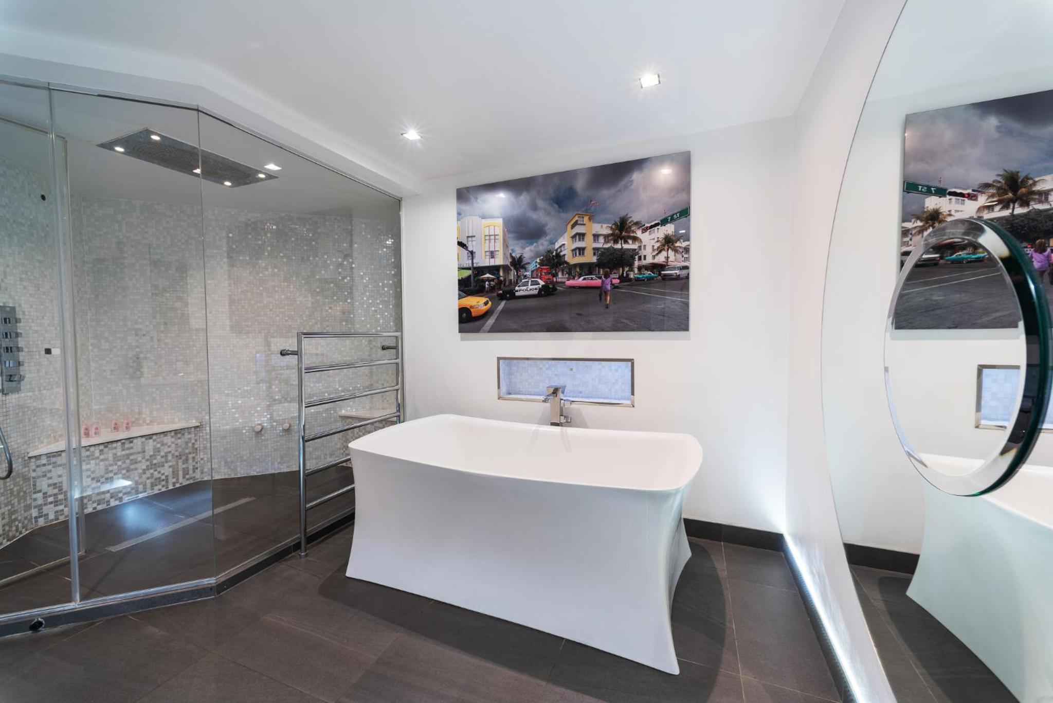 Amazingly Luxurious Loft Apartment, Soho - 3 Bedrooms, 2 Bath & Office
