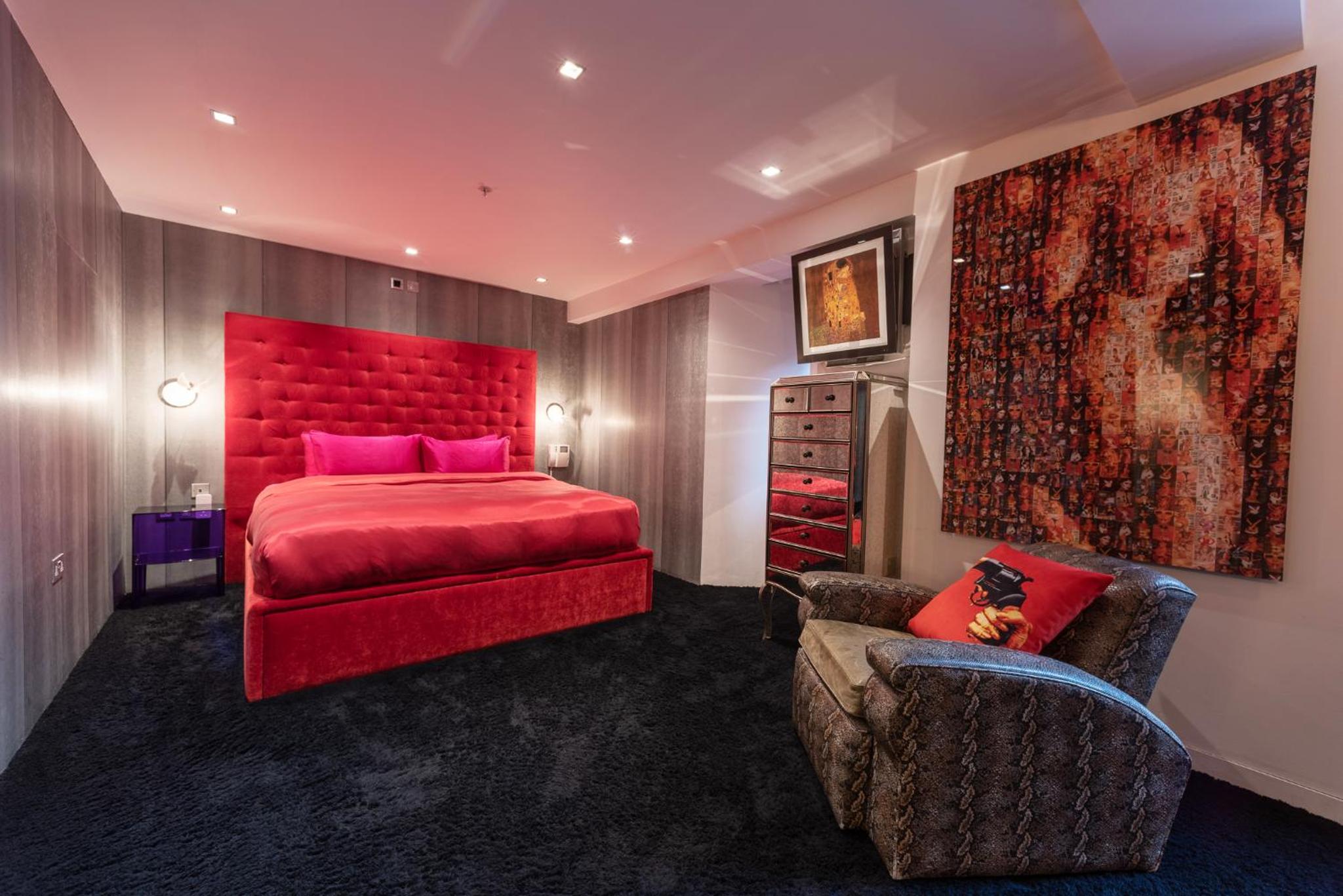 Amazingly Luxurious Loft Apartment, Soho - 3 Bedrooms, 2 Bath & Office