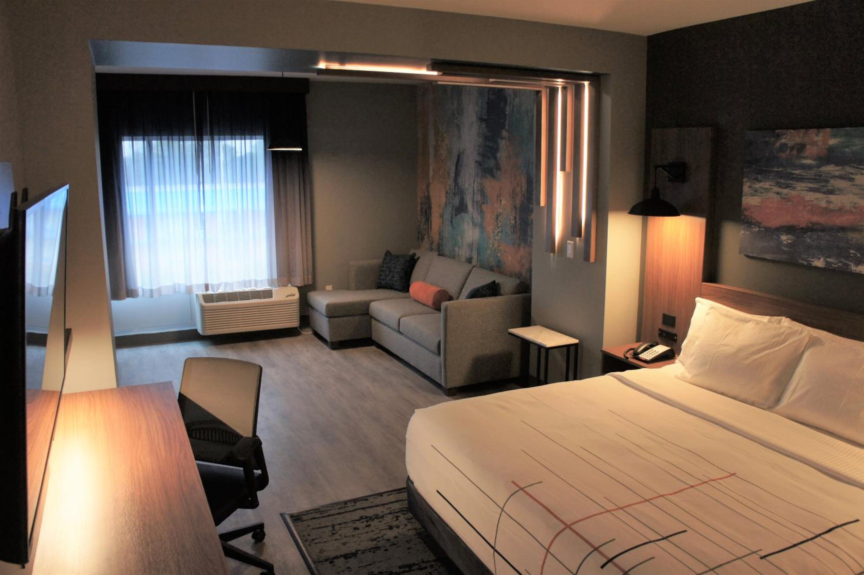 Oxford Vacations - La Quinta Inn  Suites by Wyndham Oxford - Property Image 40