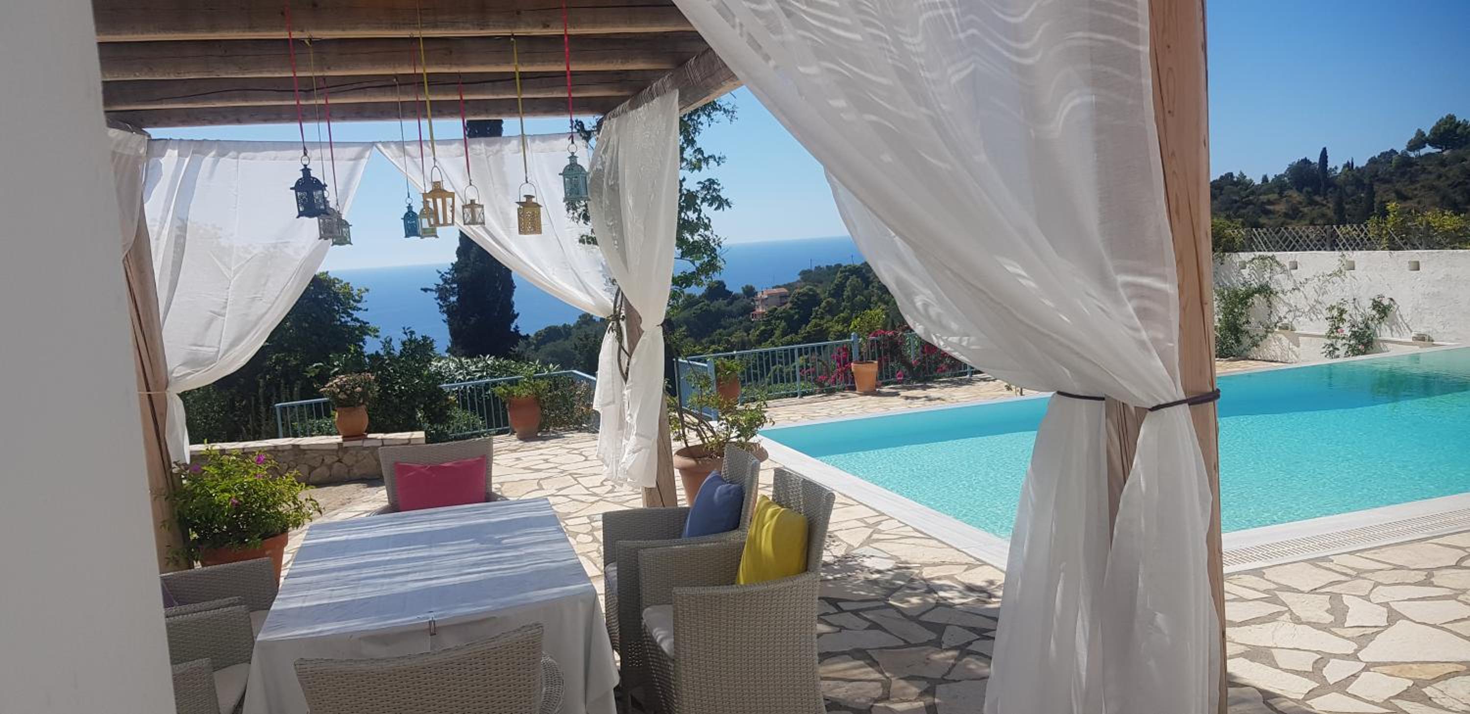 Villa Daphne en Pelekas — recepcion & lobby