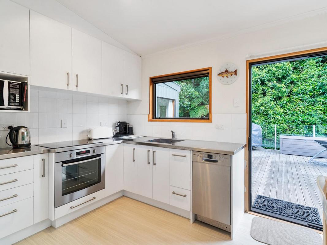 Pukawa Haven - Pukawa Bay Holiday Home view 4