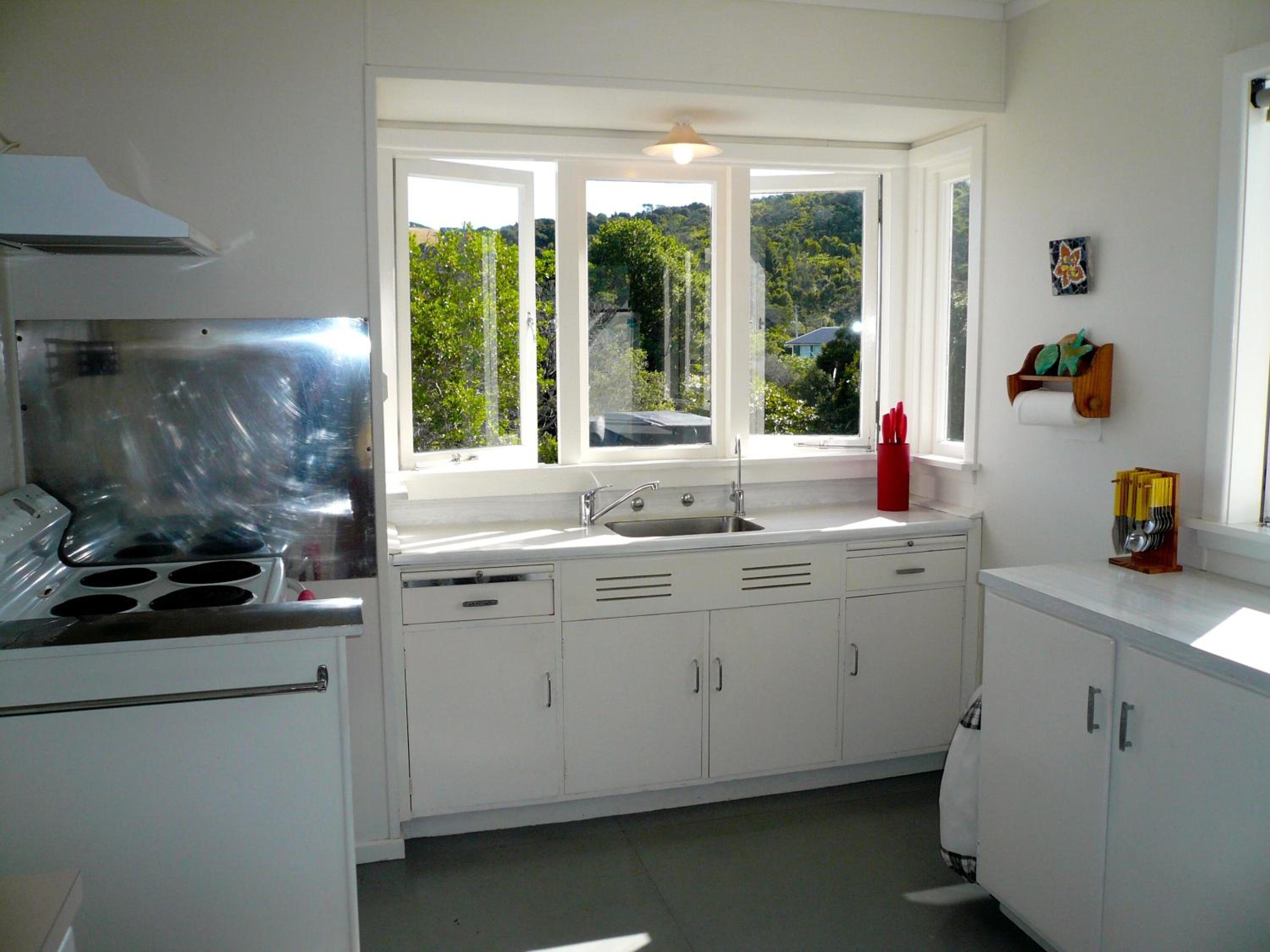 Ridge Cottage - Oneroa Holiday Home view 5