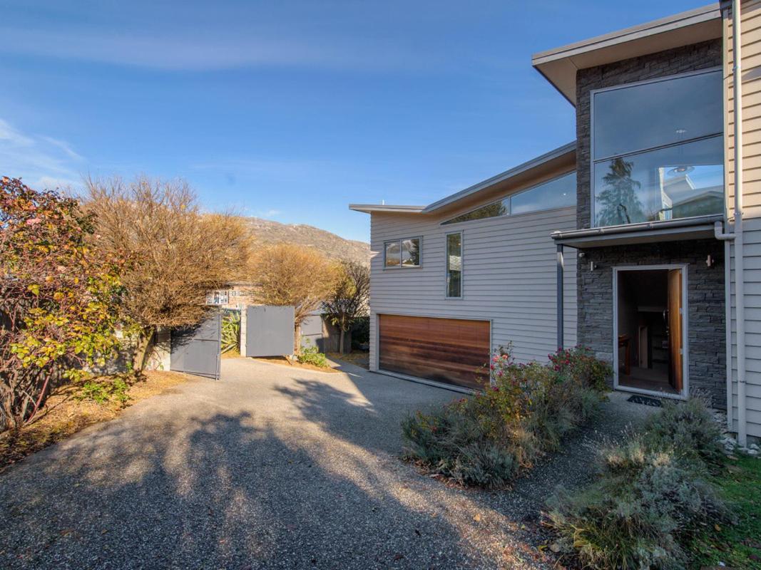 Lake Views on Yewlett - Queenstown Holiday Home