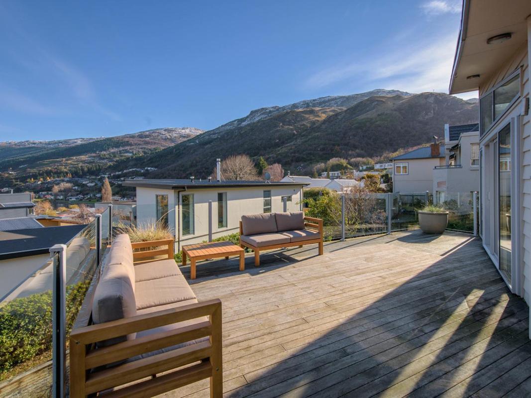 Lake Views on Yewlett - Queenstown Holiday Home