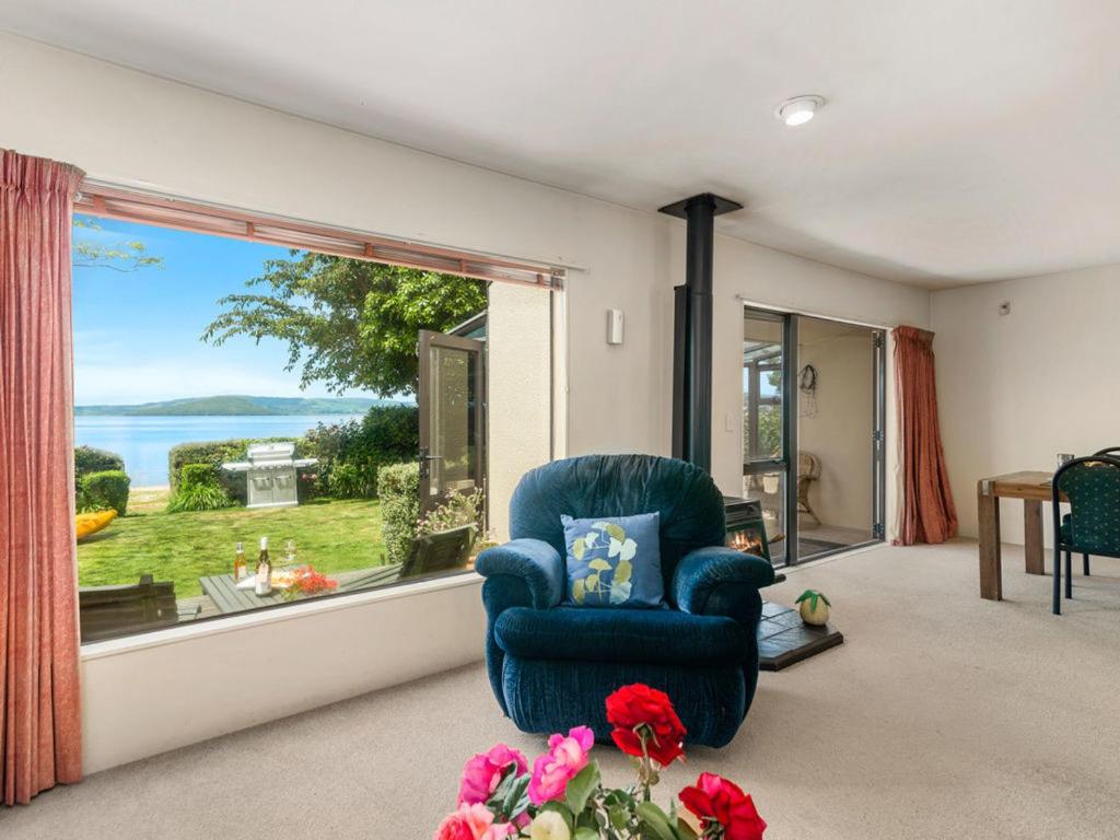 Mokoia Sunrise - Lakefront Ngongotaha Holiday Home view 2