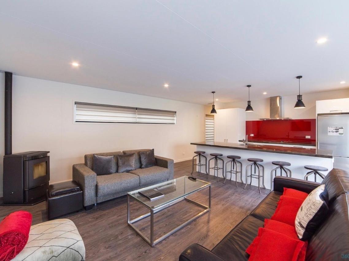 Central Spa Escape - Queenstown Apartment F2 view 5