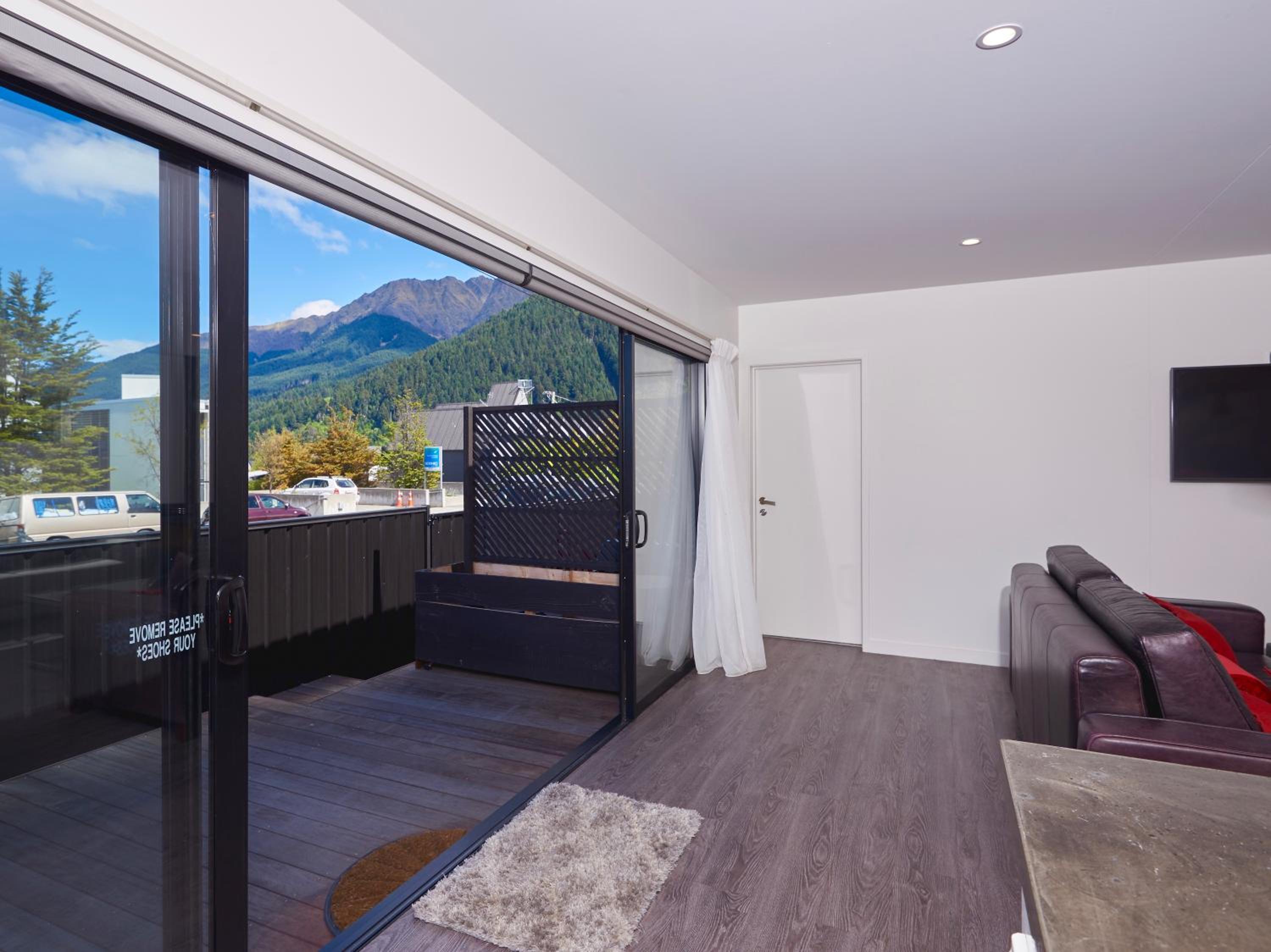 Central Spa Escape - Queenstown Apartment F2 view 2
