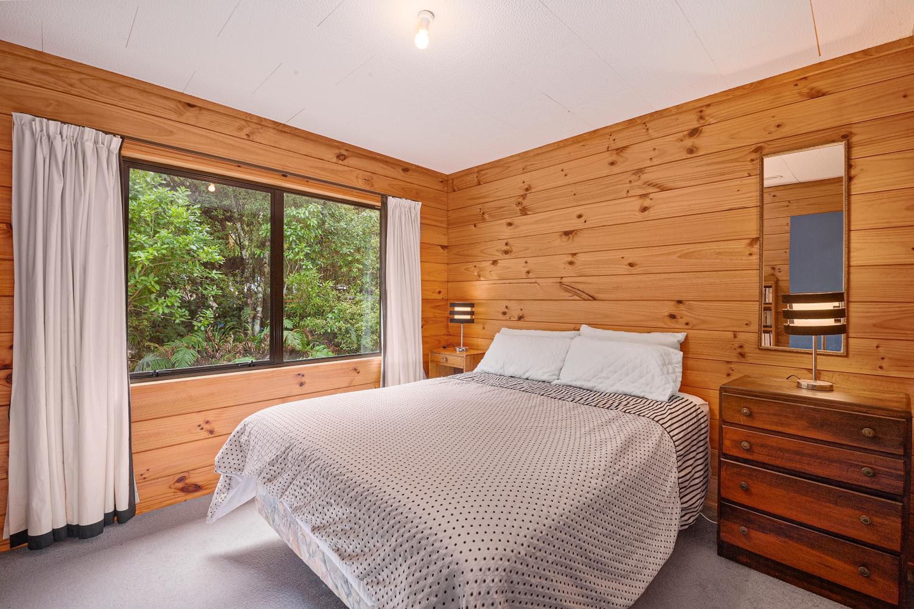 Puka Lodge Rear dwelling - Pukawa Bay Home