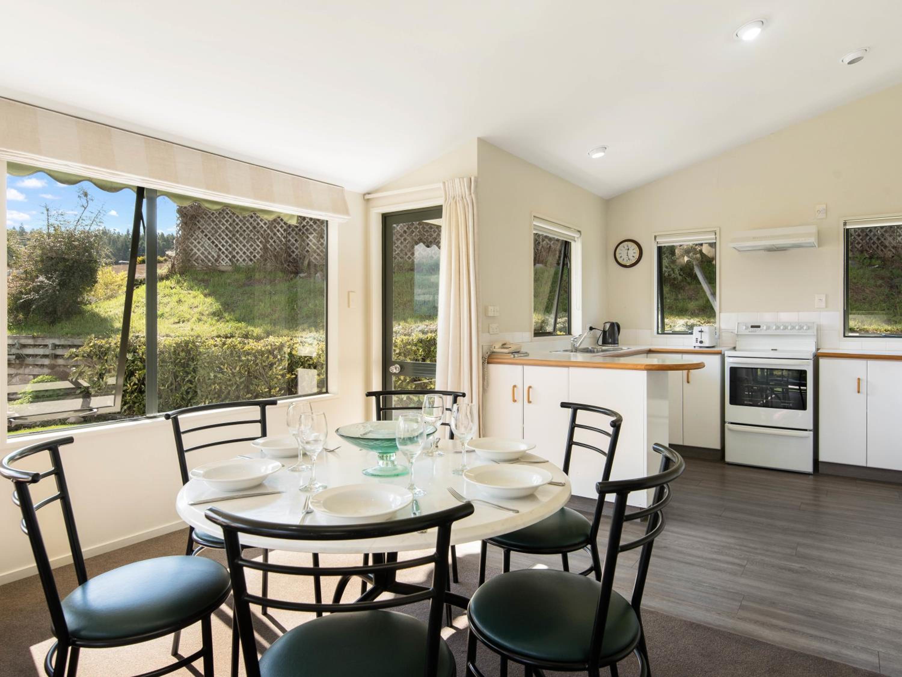 Downtown Wanaka - Wanaka Holiday Home view 4