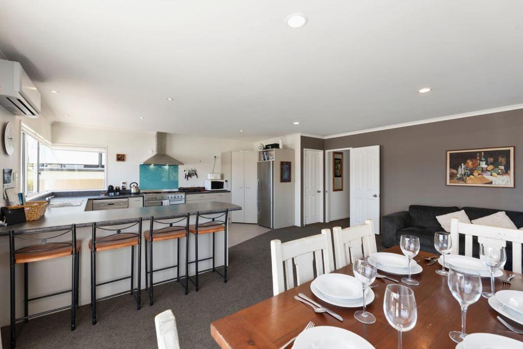 Sun on Seaview - Paraparaumu Beach Holiday Home