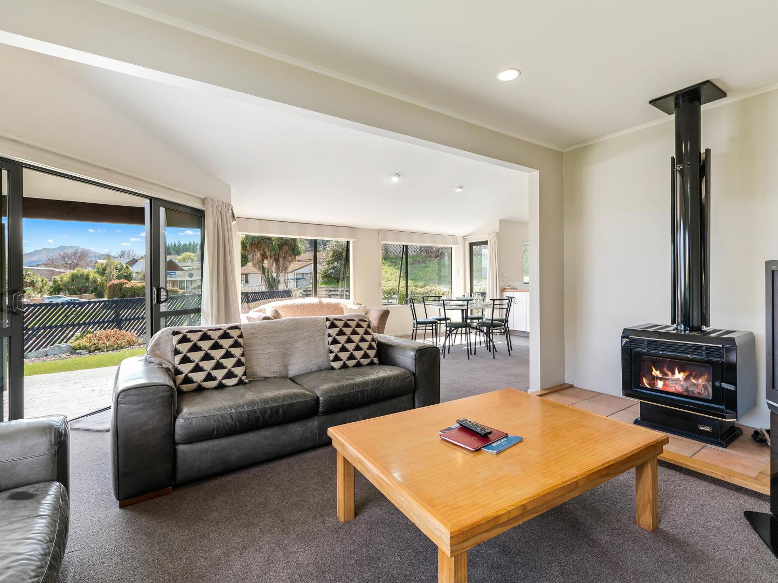 Downtown Wanaka - Wanaka Holiday Home view 2