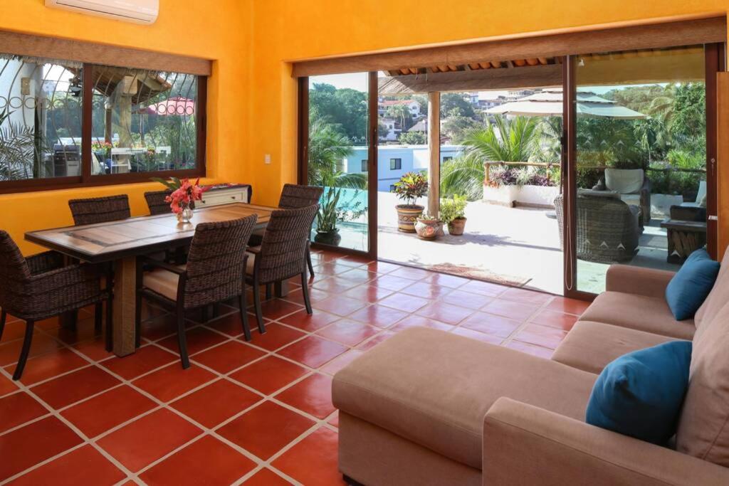 Villa Kiwi. Huge Pool, Steps To Town n Beach. 6 plus BRM 7.5 BTH 3 KCN view 2