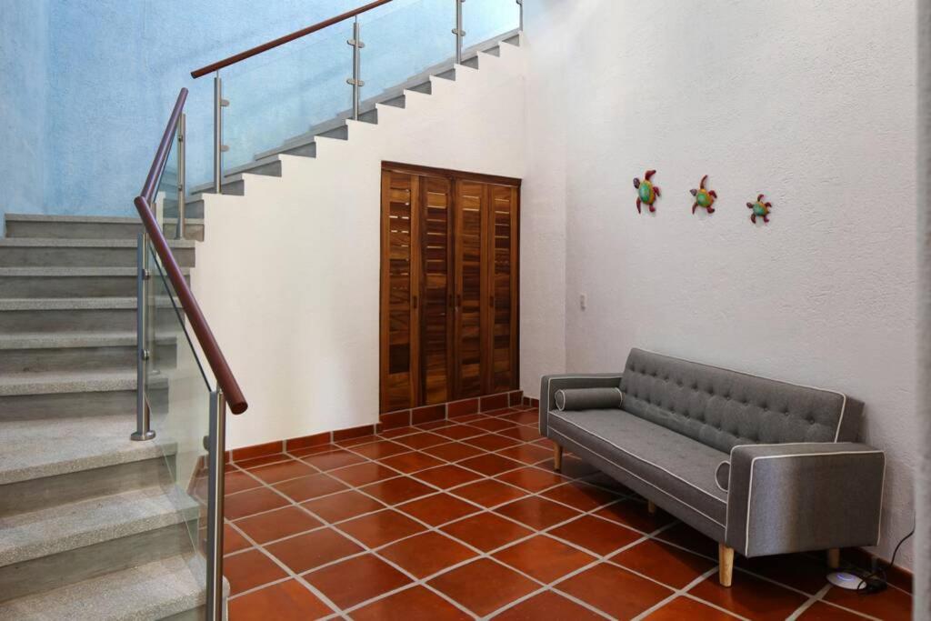 Villa Kiwi. Huge Pool, Steps To Town n Beach. 6 plus BRM 7.5 BTH 3 KCN view 3