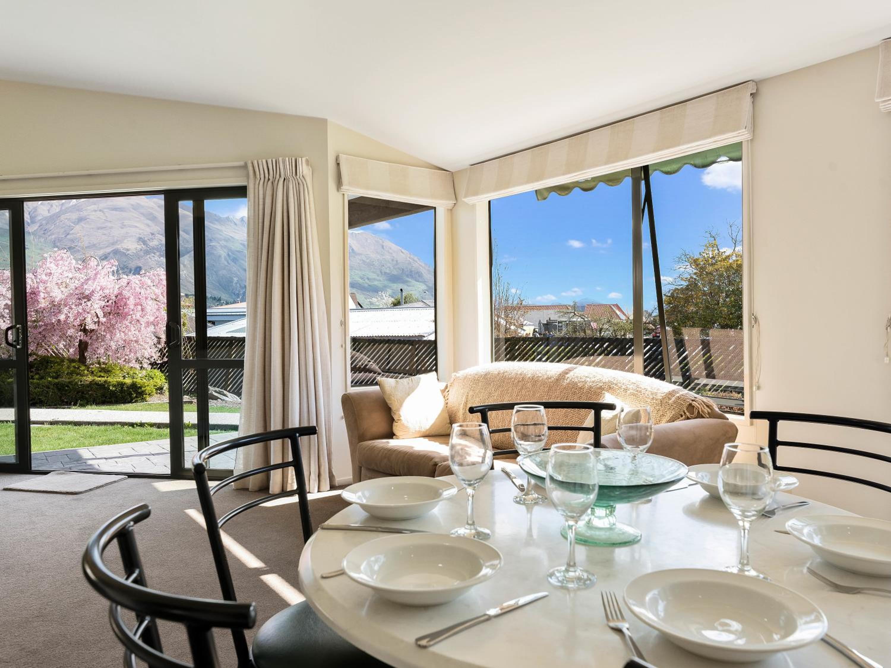 Downtown Wanaka - Wanaka Holiday Home view 5