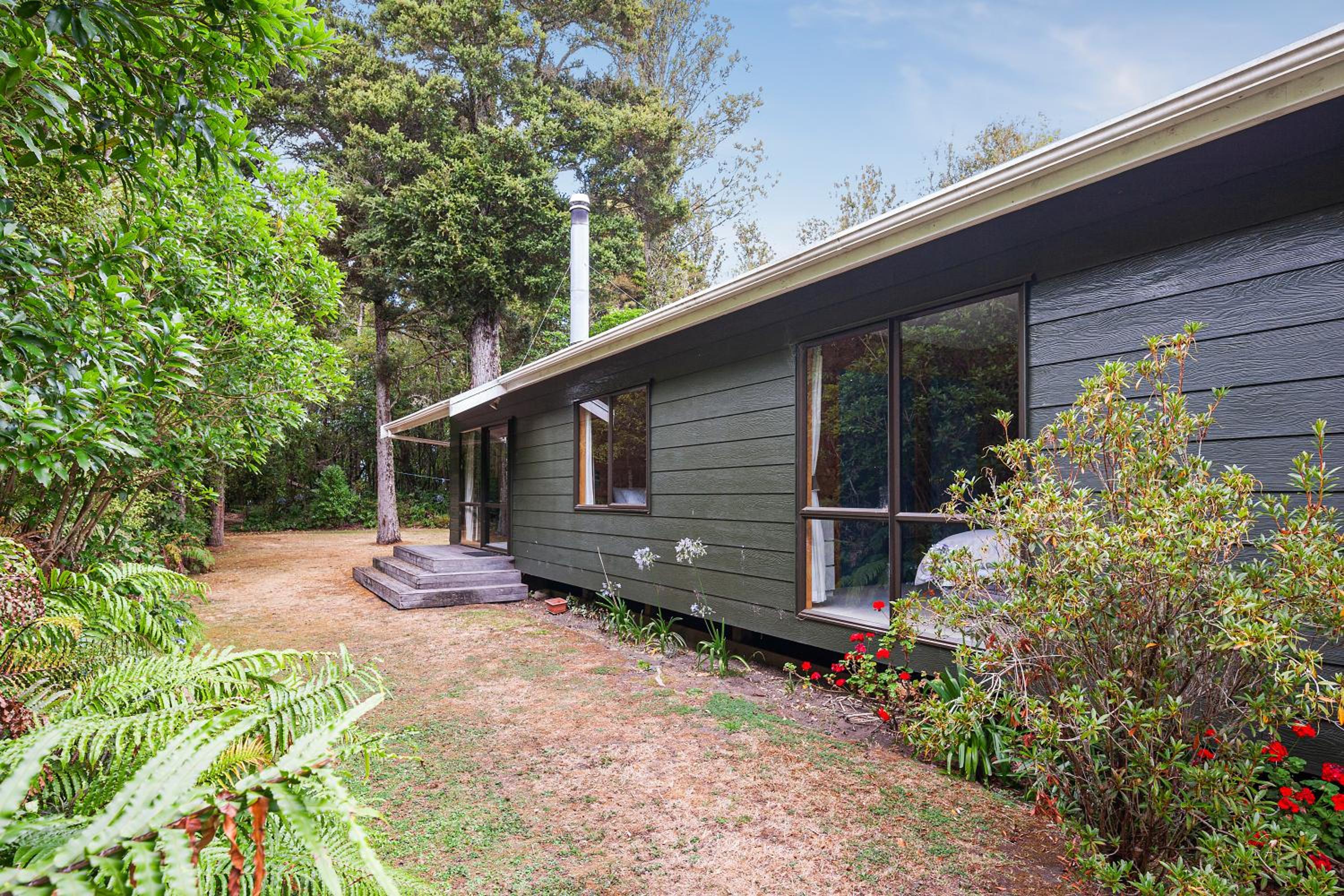 Puka Lodge Rear dwelling - Pukawa Bay Home