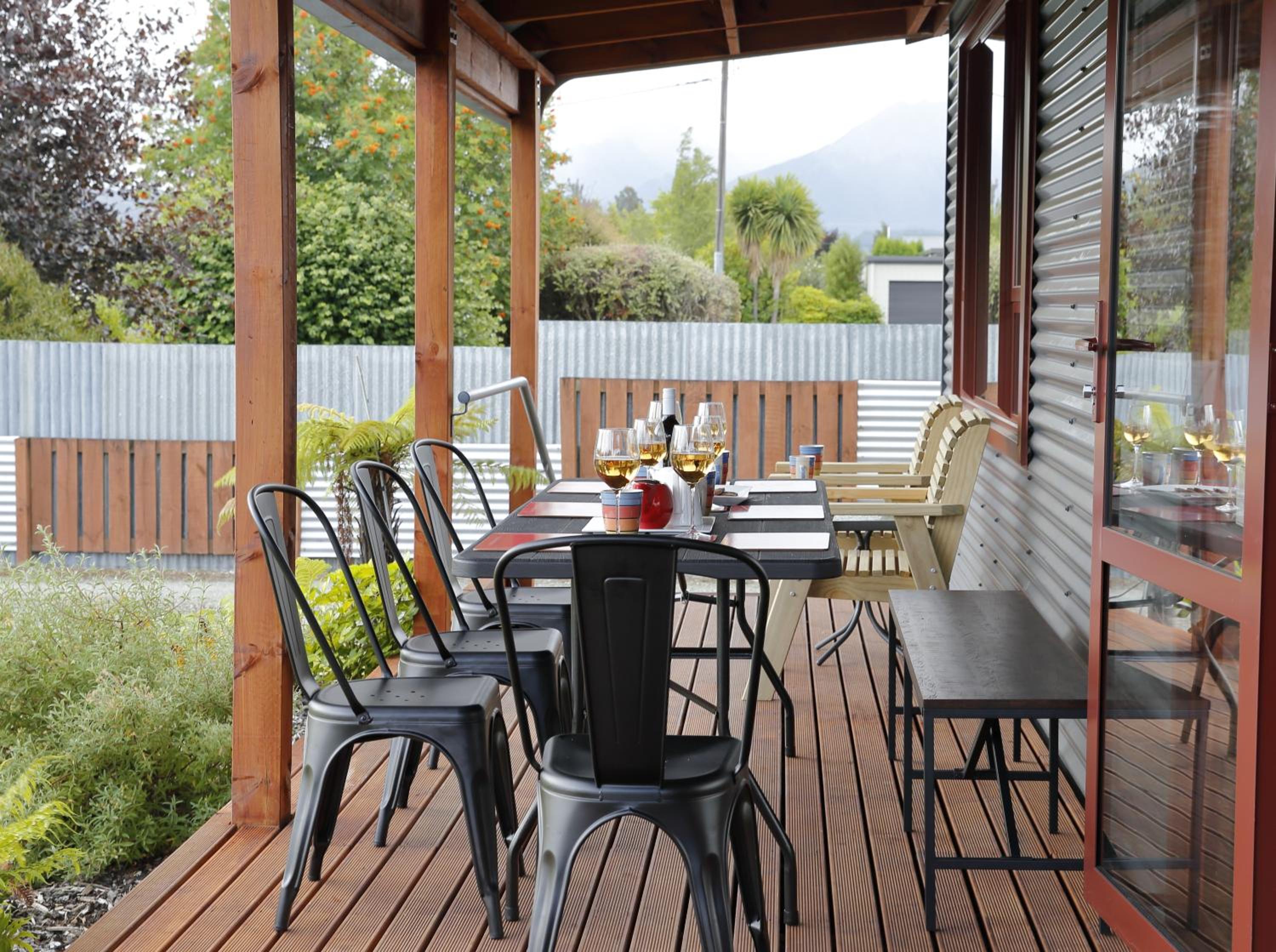 Hotel Mokonui Cottage - Te Anau Holiday Home - Image 1
