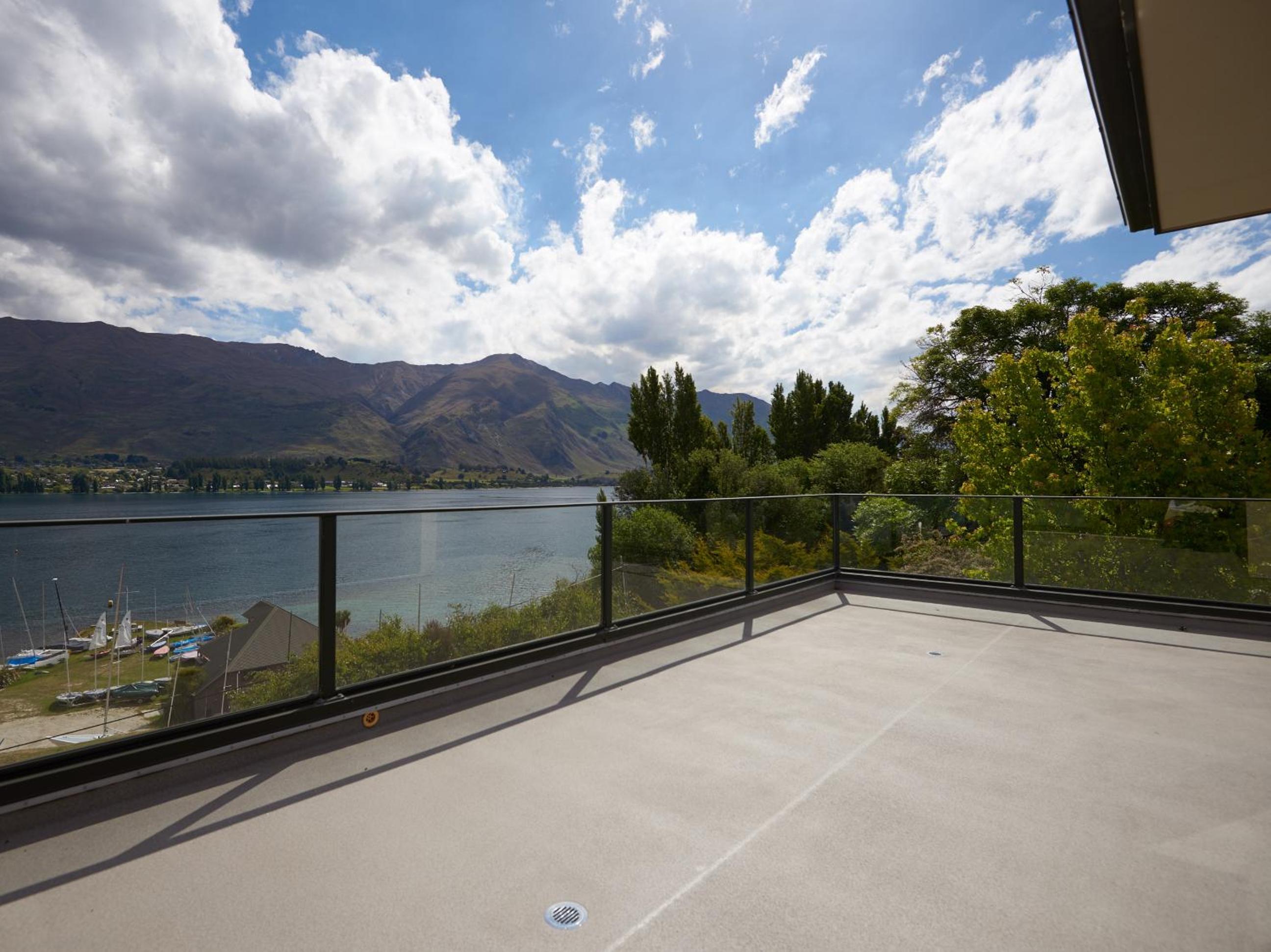 Lakeside Serenity - Wanaka Holiday Home view 2