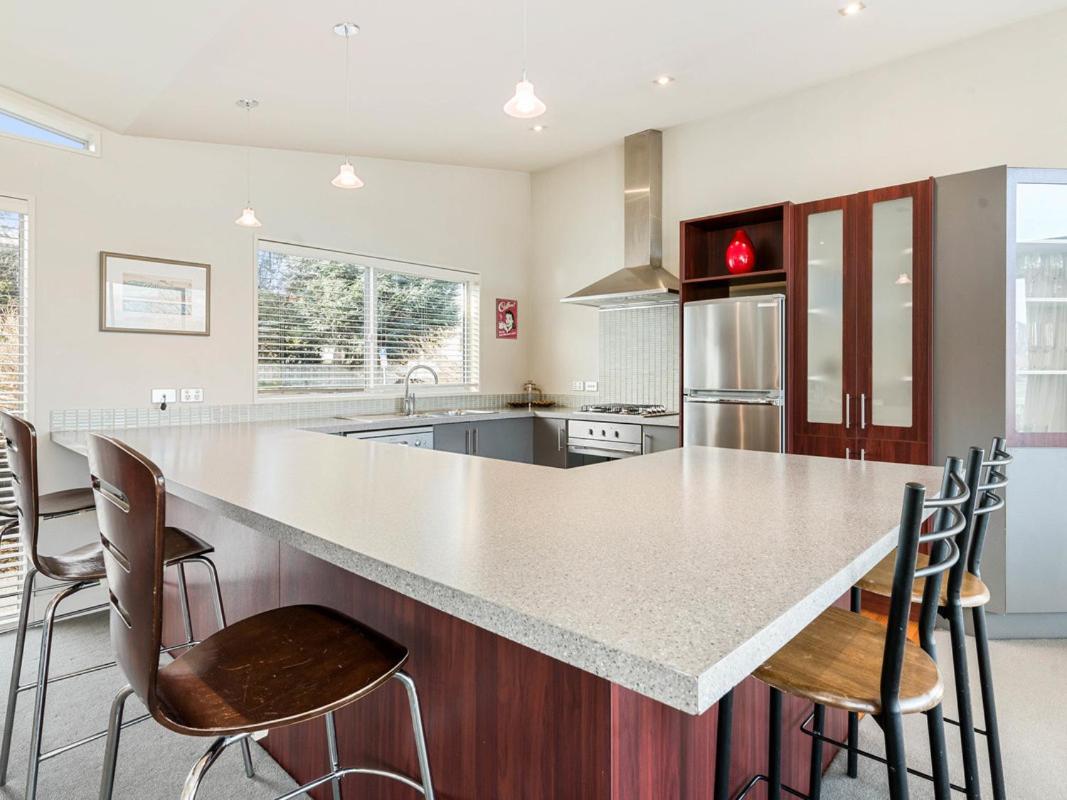 Lake Views on Yewlett - Queenstown Holiday Home