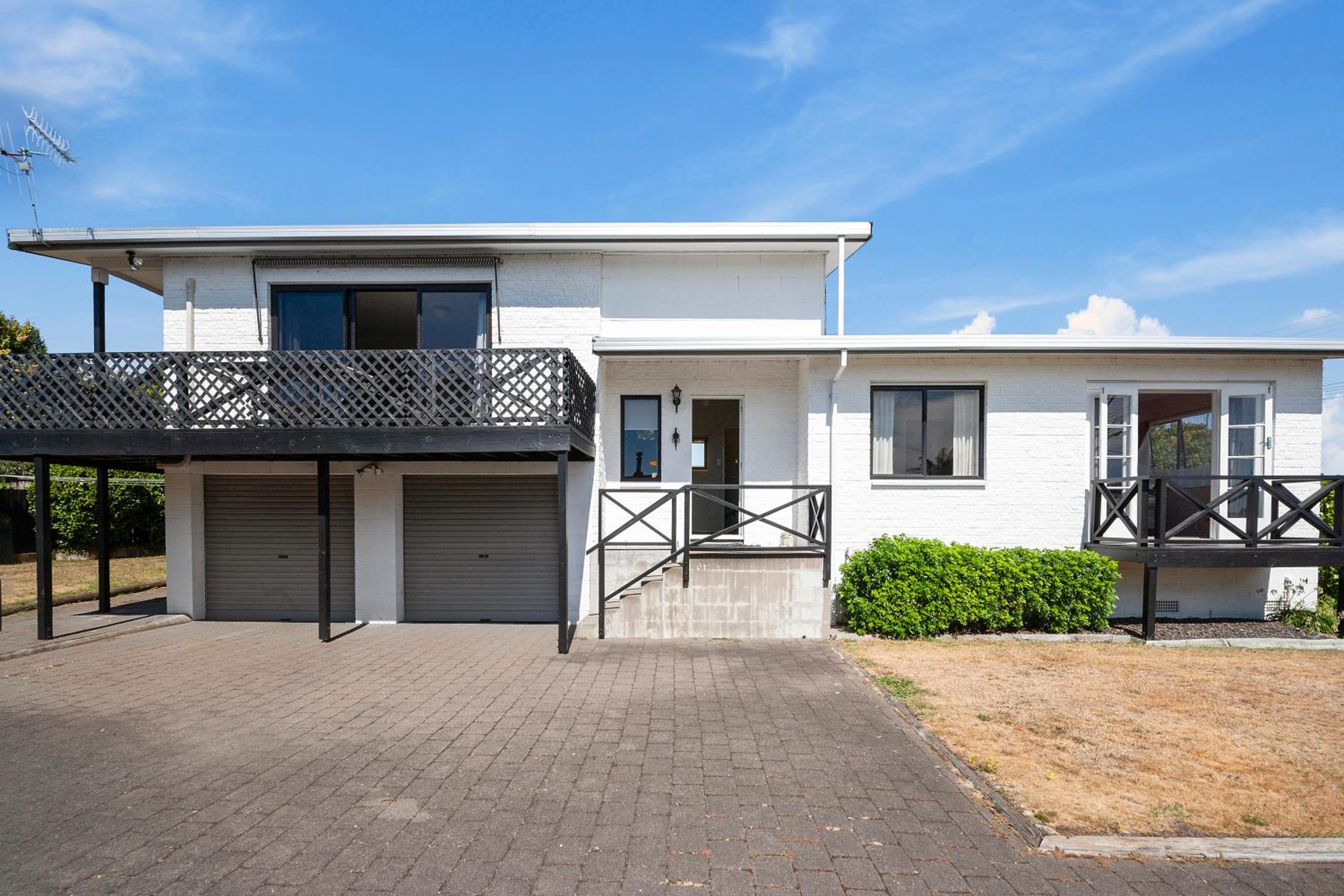 Lake Vista at Two Mile Bay- Taupo Central Home