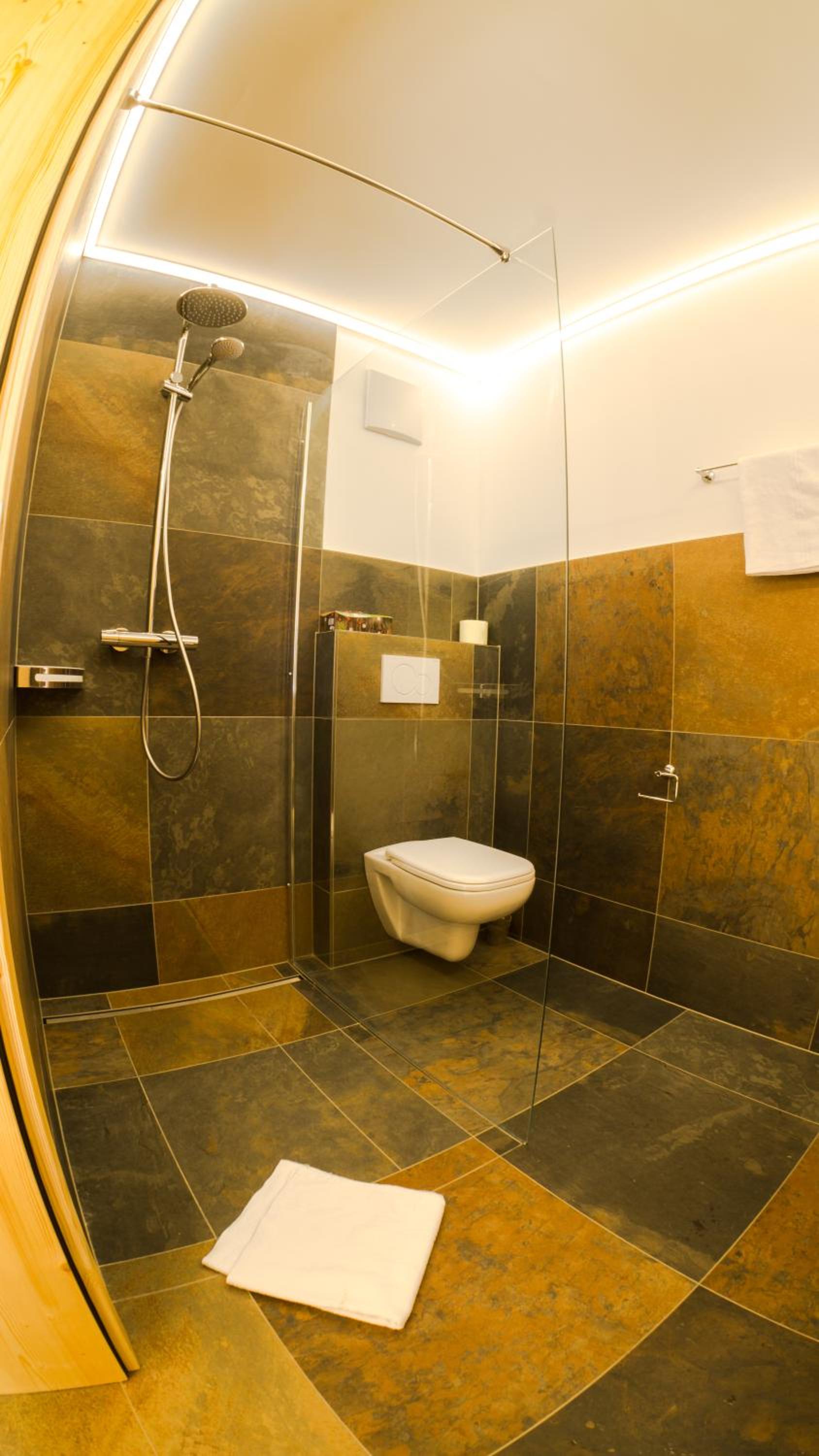 Ferienhaus Alpen Lodge und die Gams