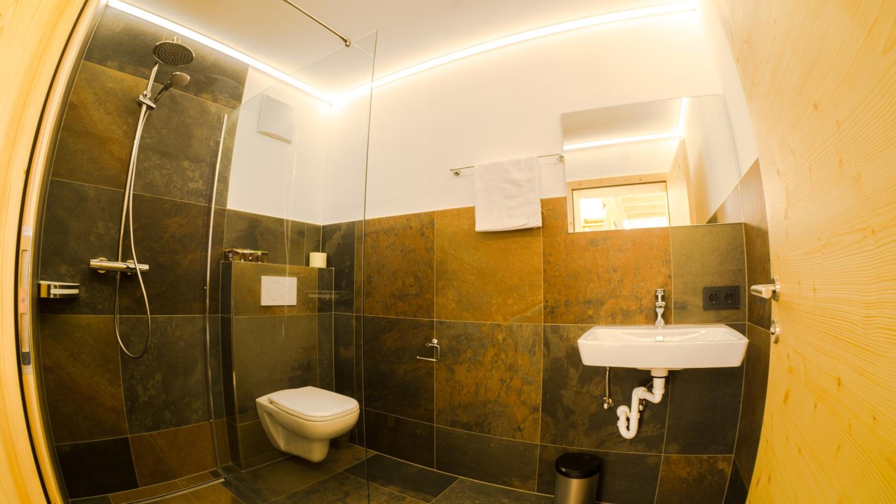 Ferienhaus Alpen Lodge und die Gams
