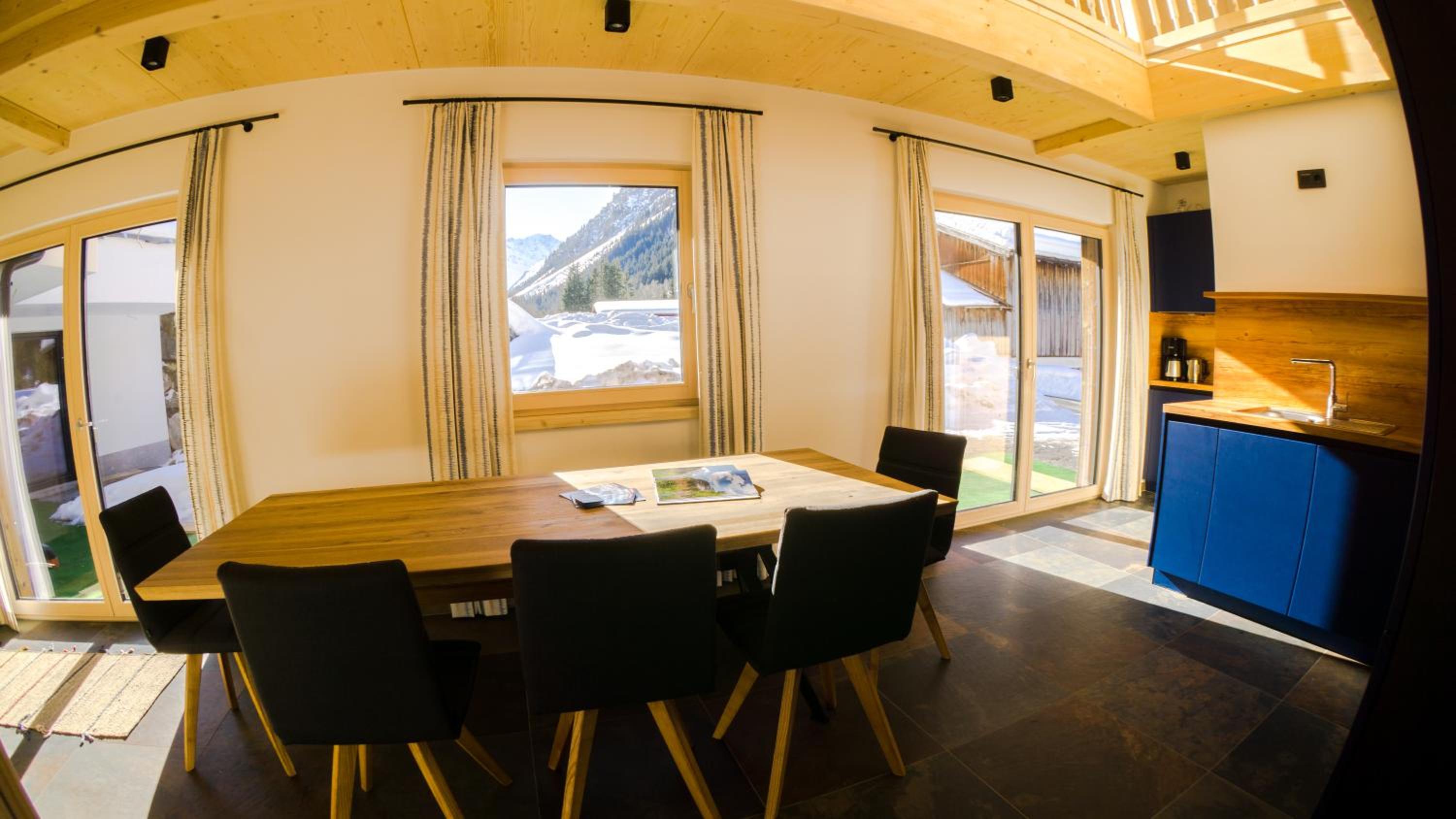 Ferienhaus Alpen Lodge und die Gams