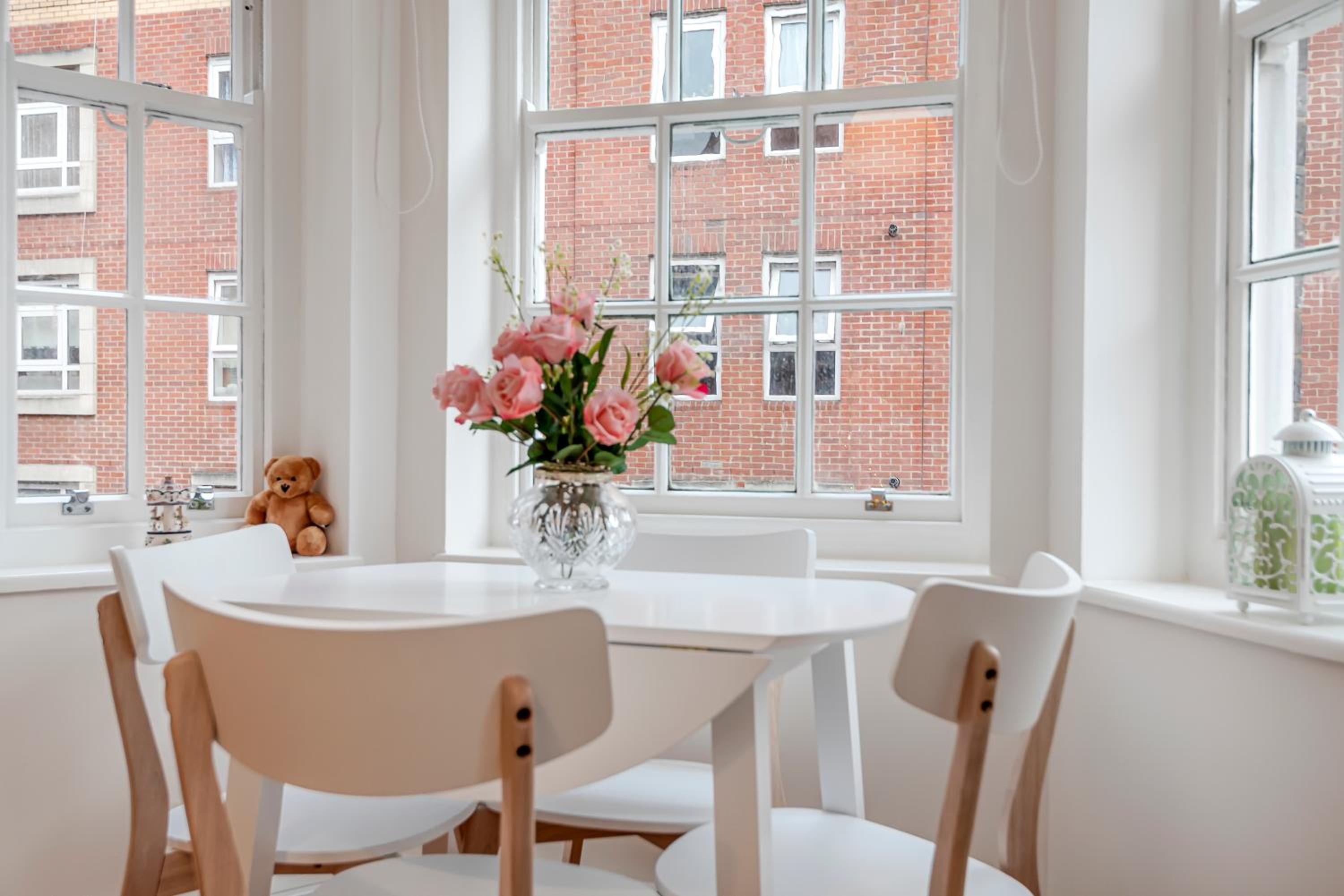 Quiet Victoria Retreat Near Buckingham Palace