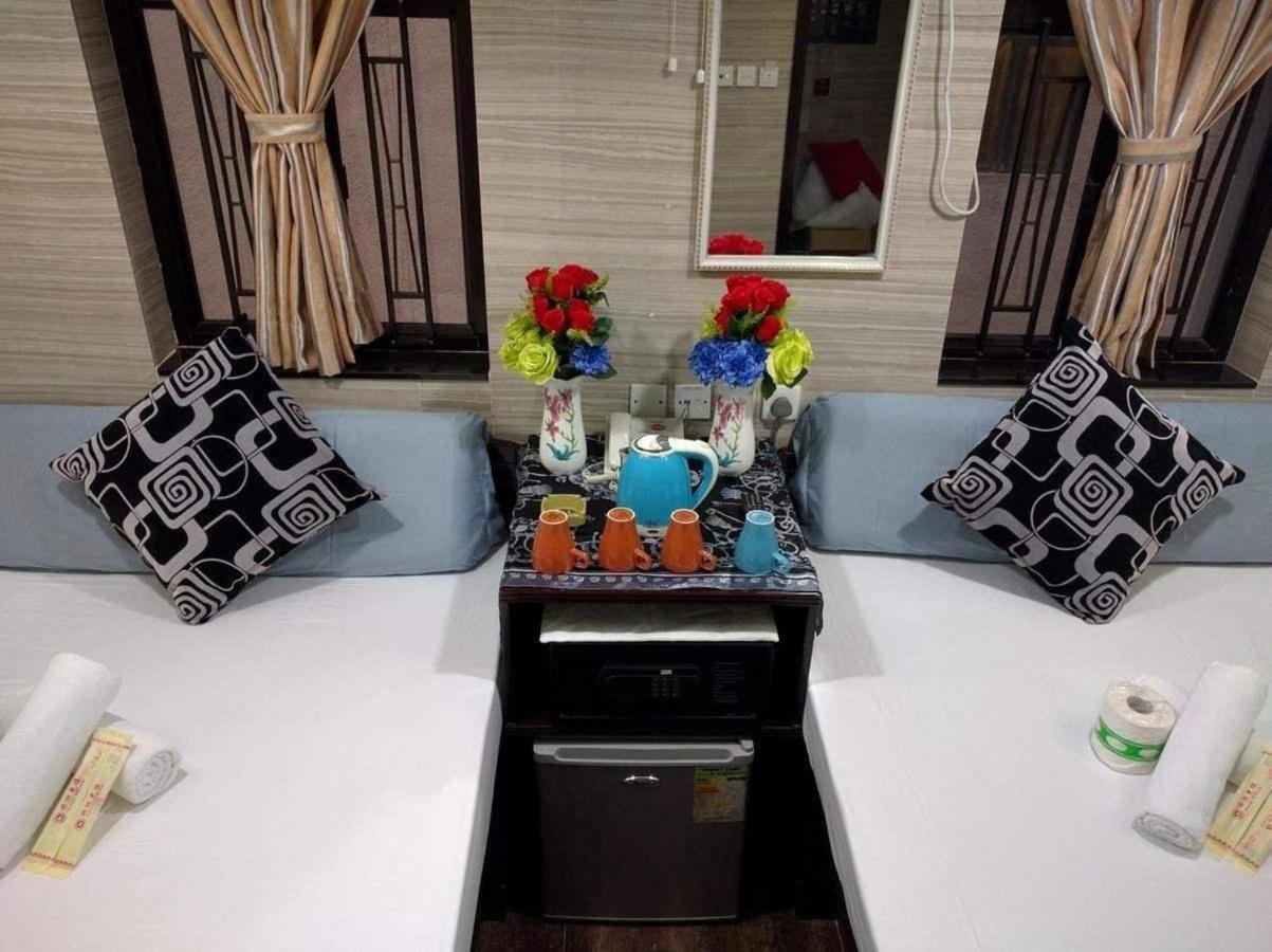 Davao Hostel Block D 24 HOUR RECEPTION 10TH FLOOR FLAT D8 CHUNGKING MANSION TSIM SHA TSUI KOWLOON