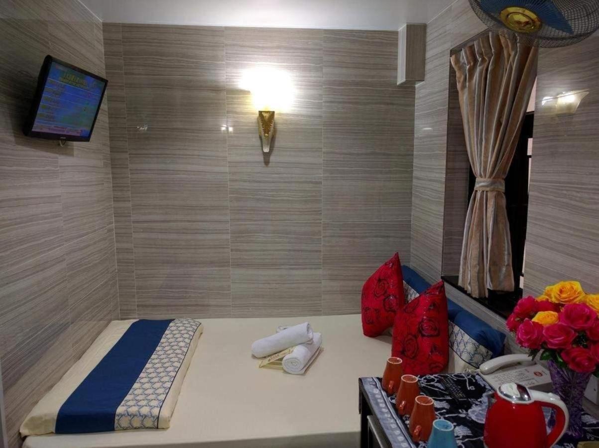 Davao Hostel Block D 24 HOUR RECEPTION 10TH FLOOR FLAT D8 CHUNGKING MANSION TSIM SHA TSUI KOWLOON