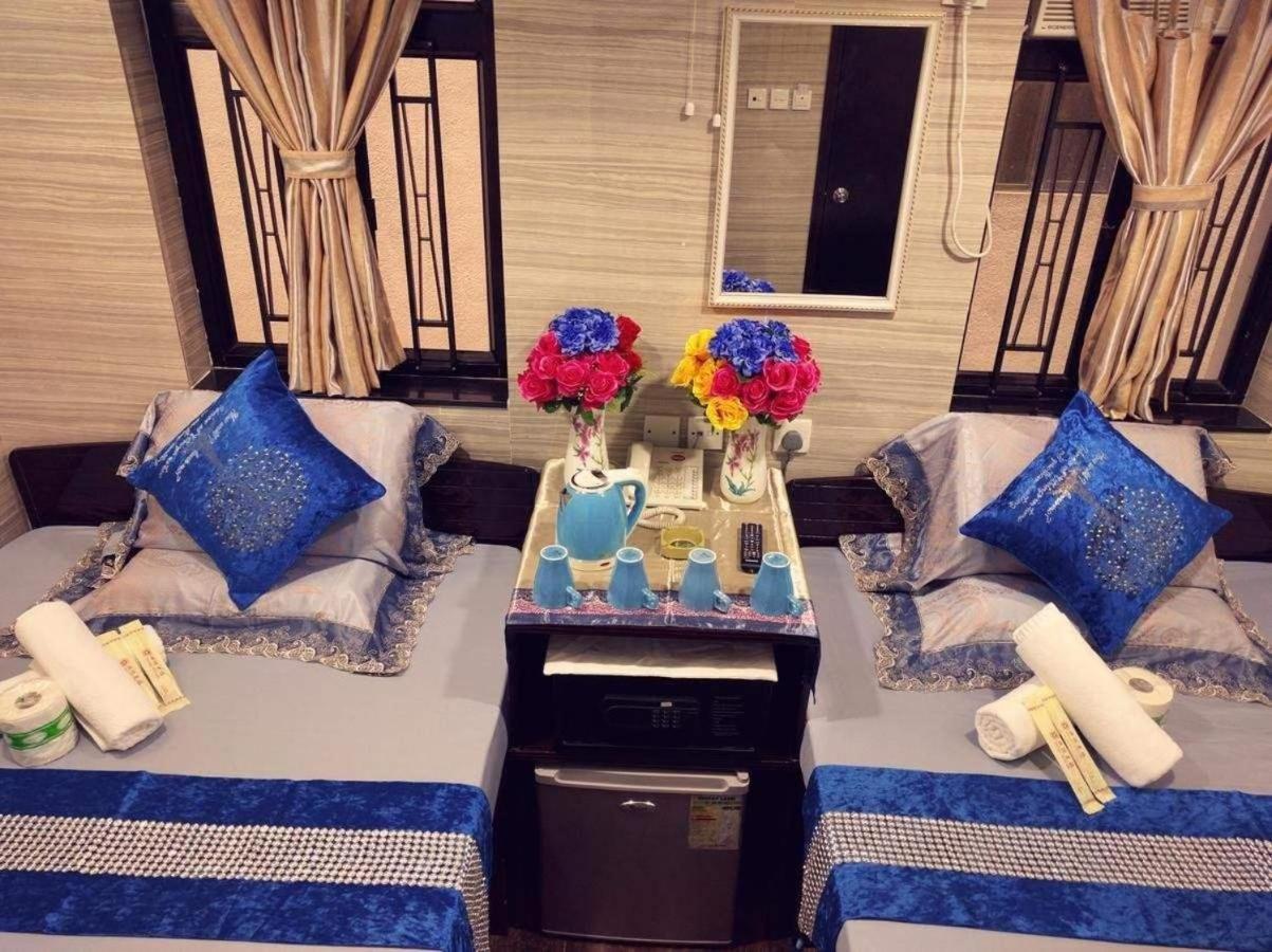 Davao Hostel Block D 24 HOUR RECEPTION 10TH FLOOR FLAT D8 CHUNGKING MANSION TSIM SHA TSUI KOWLOON