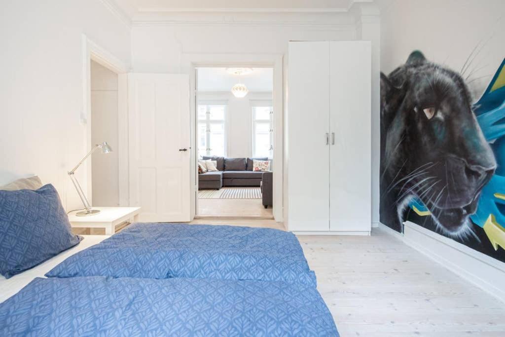 City apartment with cosy backyard in vibrant area. view 3
