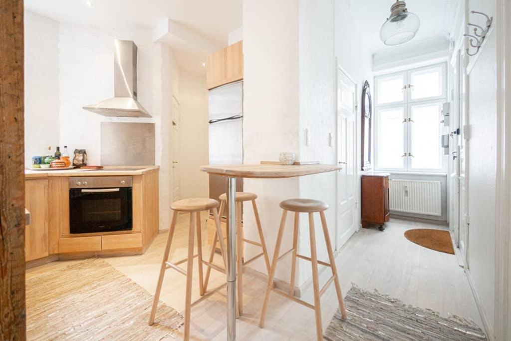 City apartment with cosy backyard in vibrant area. view 5