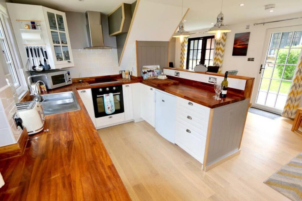 20 Tudor Court " Four Star AA accommodation" view 2